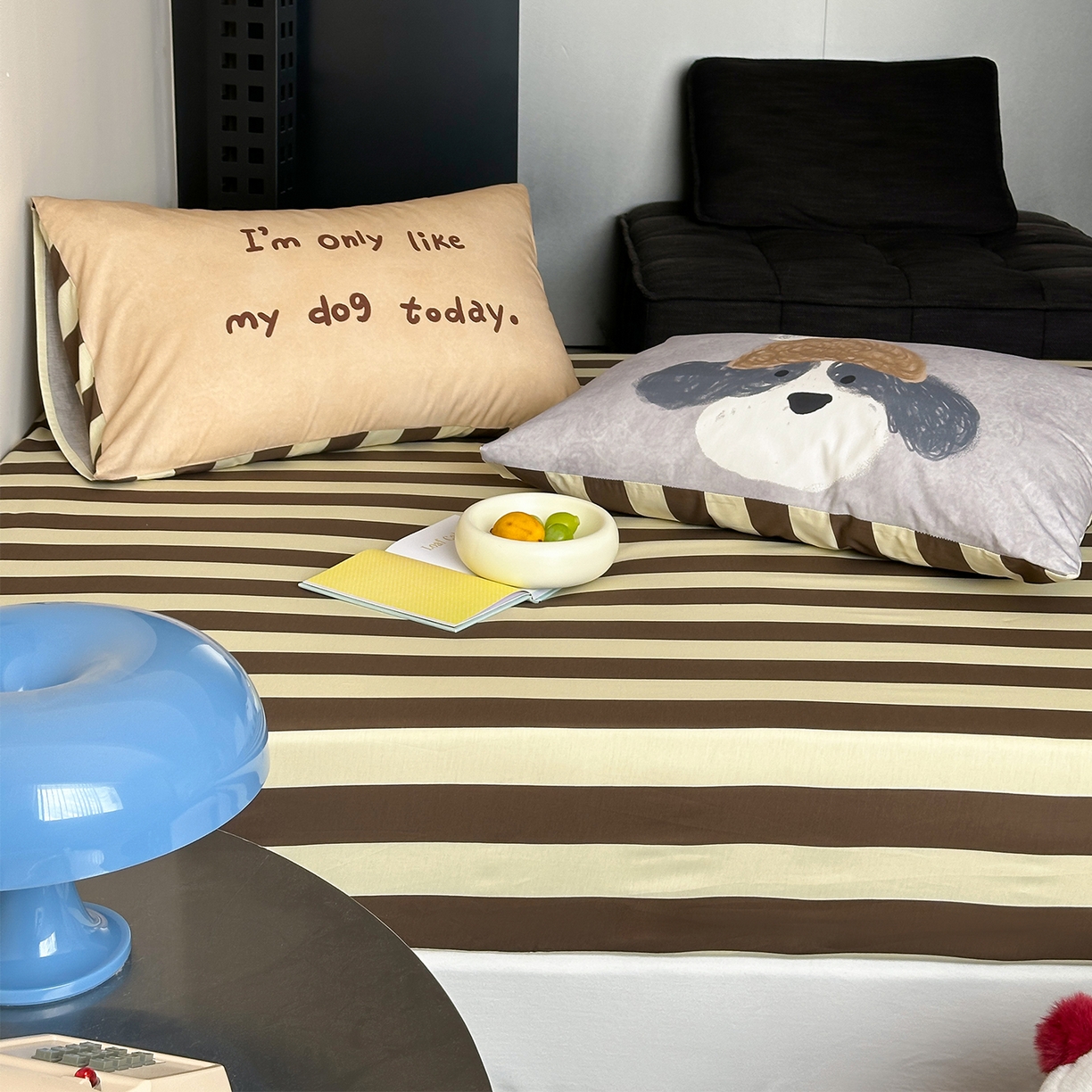 91家纺网 家纺一手货源 找家纺 桃子家居 2026新款A类全棉纯棉水洗简约混搭数码印花条纹星纹复古治愈卡通单品床单床笠系列 水洗棉单品床笠-奶棕安睡狗