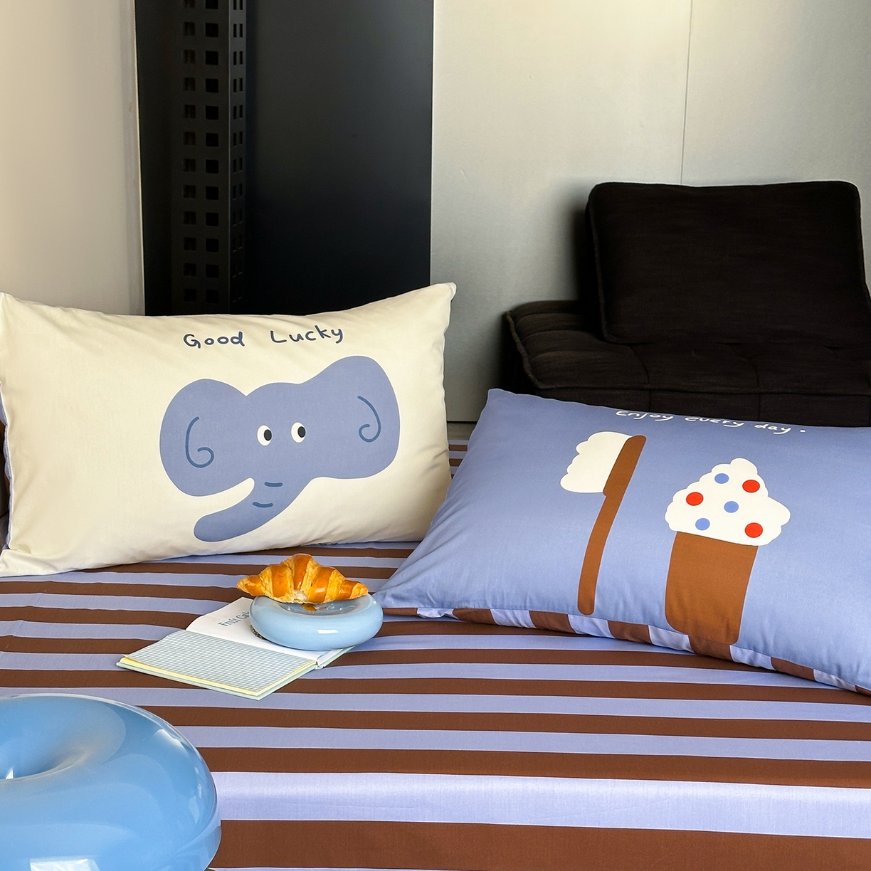 91家纺网 家纺一手货源 找家纺 桃子家居 2026新款A类全棉纯棉水洗简约混搭数码印花条纹星纹复古治愈卡通单品床单床笠系列 水洗棉单品床单-蓝棕小甜象