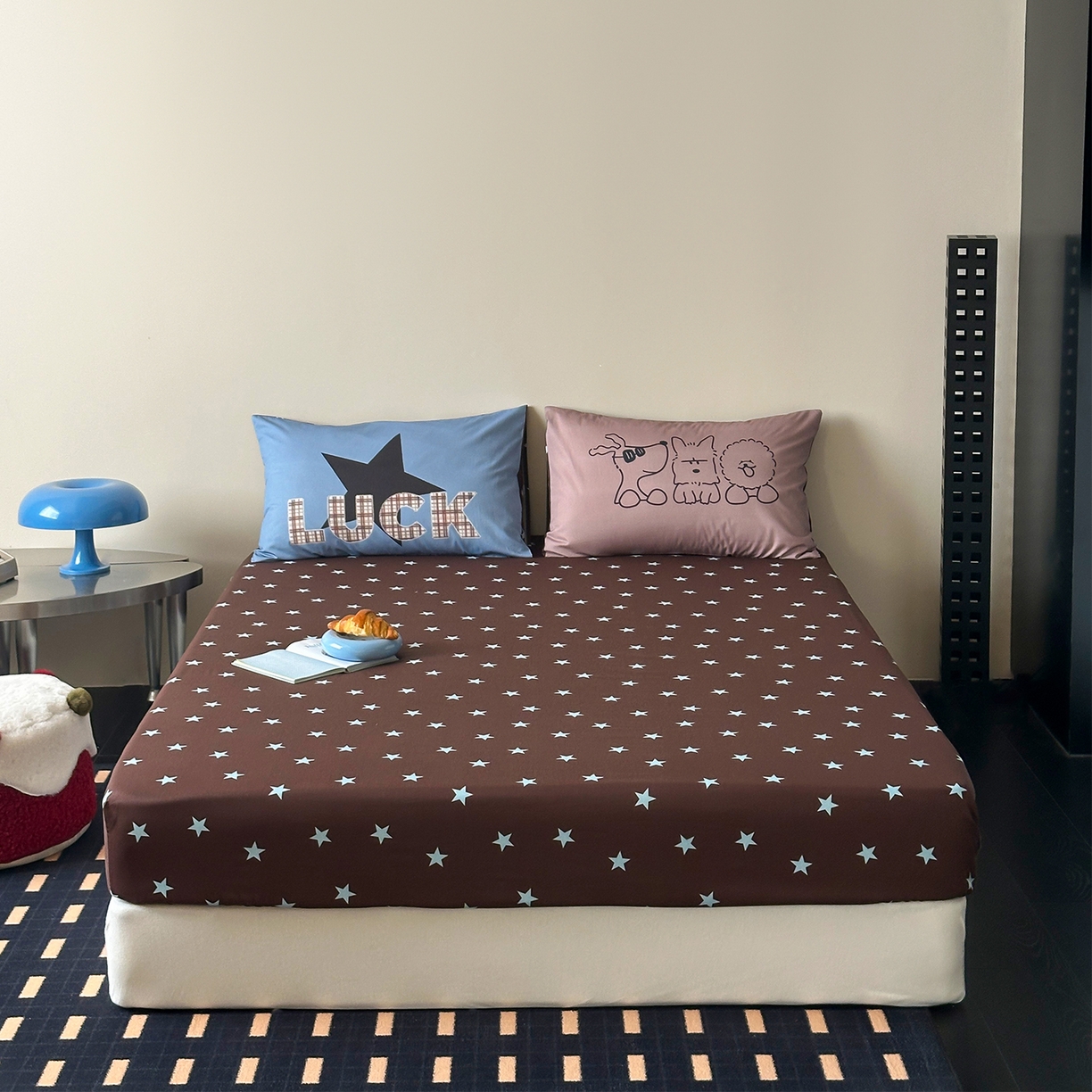 91家纺网 家纺一手货源 找家纺 桃子家居 2026新款A类全棉纯棉水洗简约混搭数码印花条纹星纹复古治愈卡通单品床单床笠系列 水洗棉单品床笠-棕星汪星人