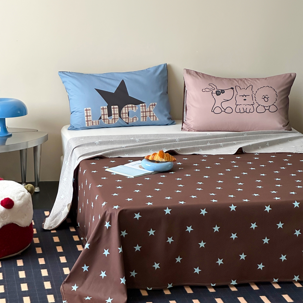 91家纺网 家纺一手货源 找家纺 桃子家居 2026新款A类全棉纯棉水洗简约混搭数码印花条纹星纹复古治愈卡通单品床单床笠系列 水洗棉单品床单-棕星汪星人