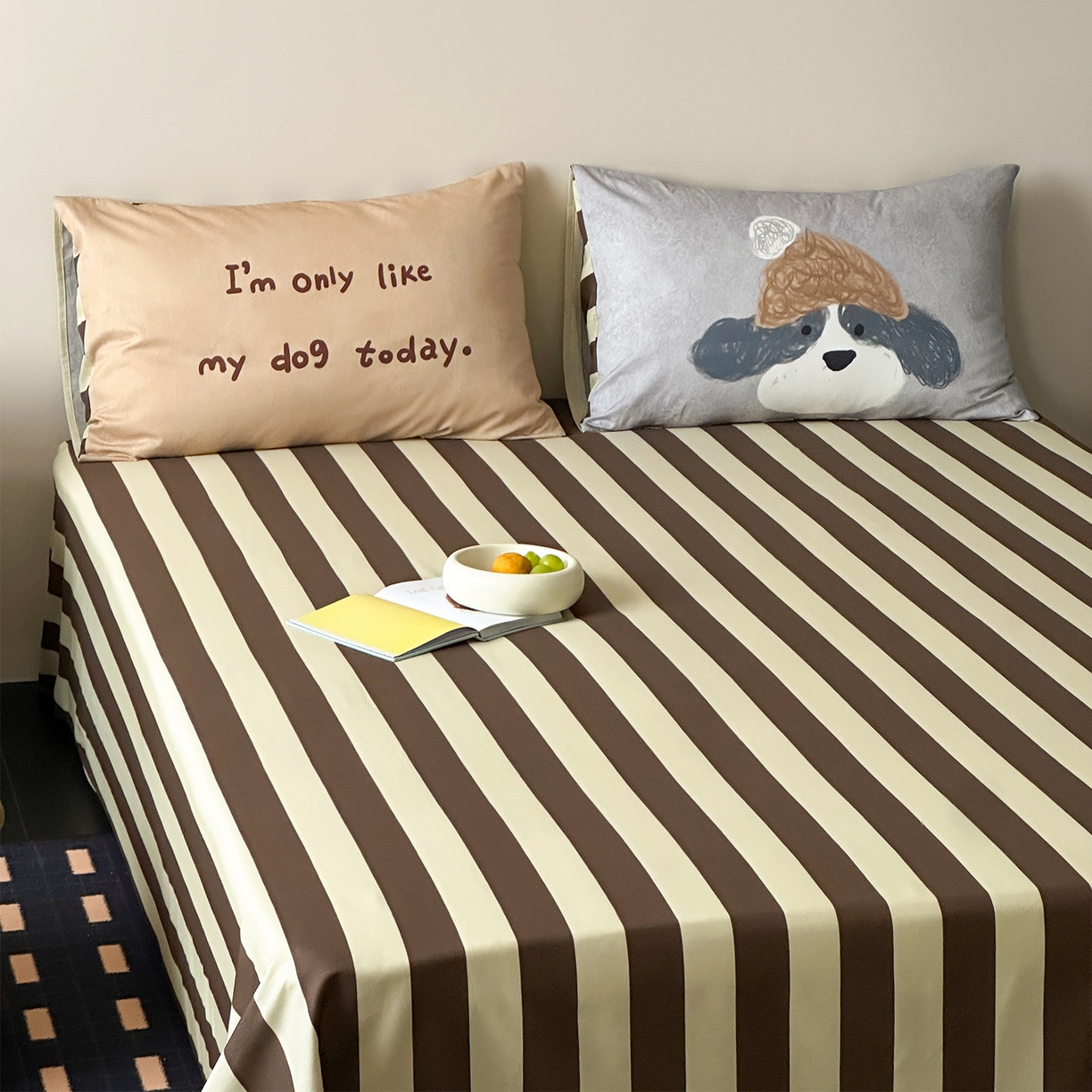 91家纺网 家纺一手货源 找家纺 桃子家居 2026新款A类全棉纯棉水洗简约混搭数码印花条纹星纹复古治愈卡通单品床单床笠系列 水洗棉单品床单-奶棕安睡狗