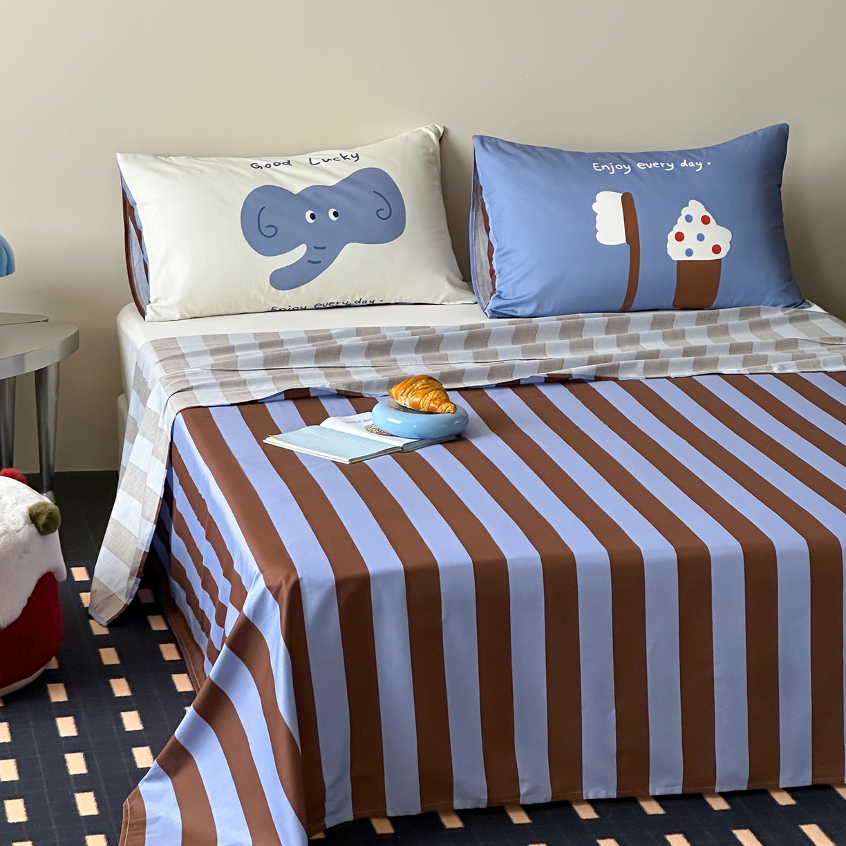 91家纺网 家纺一手货源 找家纺 桃子家居 2026新款A类全棉纯棉水洗简约混搭数码印花条纹星纹复古治愈卡通单品床单床笠系列 水洗棉单品床单-蓝棕小甜象