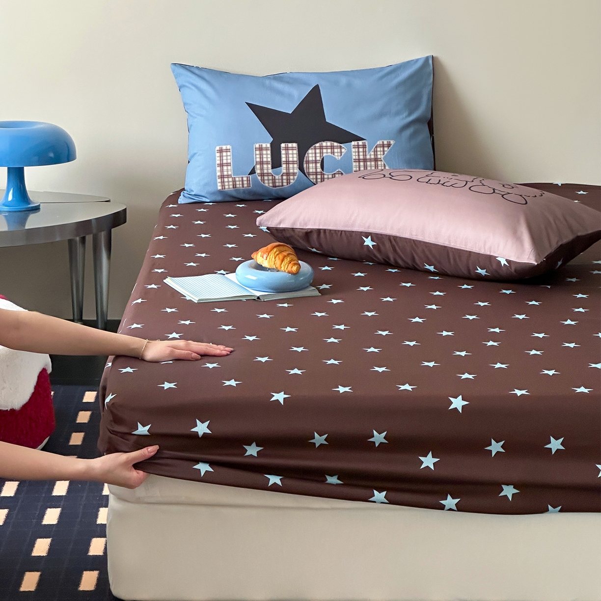 91家纺网 家纺一手货源 找家纺 桃子家居 2026新款A类全棉纯棉水洗简约混搭数码印花条纹星纹复古治愈卡通单品床单床笠系列 水洗棉单品床笠-棕星汪星人