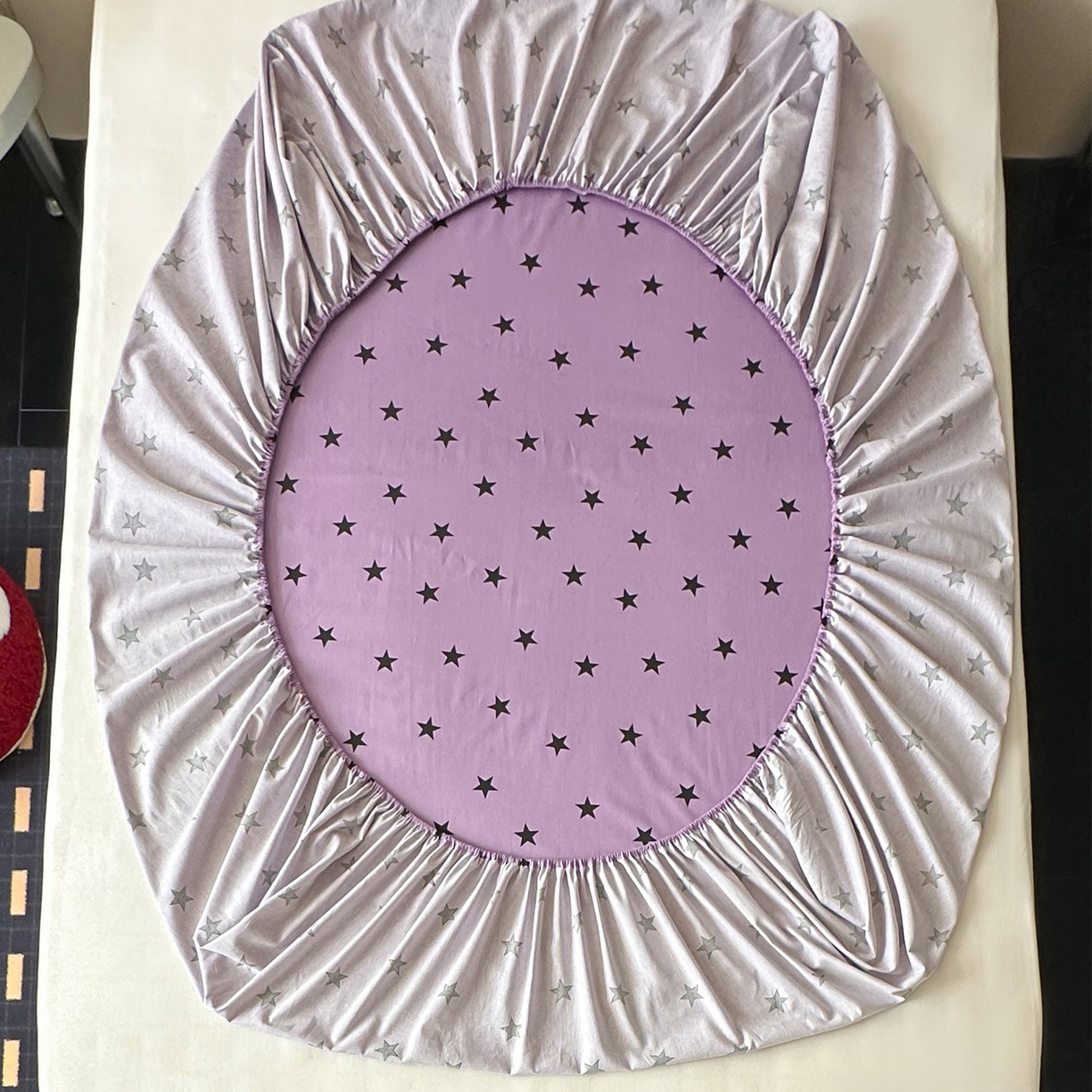 91家纺网 家纺一手货源 找家纺 桃子家居 2026新款A类全棉纯棉水洗简约混搭数码印花条纹星纹复古治愈卡通单品床单床笠系列 水洗棉单品床笠-紫星甜酷猫