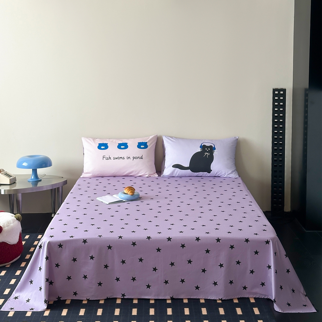 91家纺网 家纺一手货源 找家纺 桃子家居 2026新款A类全棉纯棉水洗简约混搭数码印花条纹星纹复古治愈卡通单品床单床笠系列 水洗棉单品床单-紫星甜酷猫