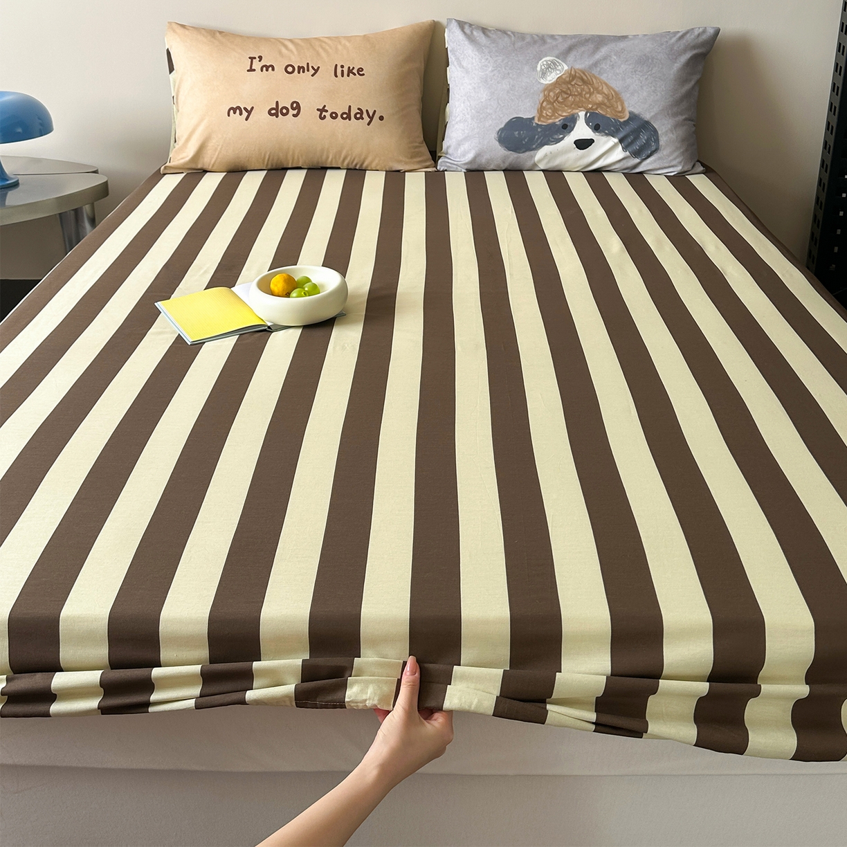 91家纺网 家纺一手货源 找家纺 桃子家居 2026新款A类全棉纯棉水洗简约混搭数码印花条纹星纹复古治愈卡通单品床单床笠系列 水洗棉单品床笠-奶棕安睡狗