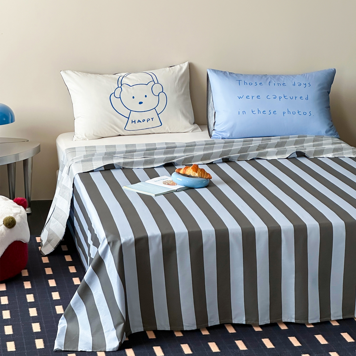 91家纺网 家纺一手货源 找家纺 桃子家居 2026新款A类全棉纯棉水洗简约混搭数码印花条纹星纹复古治愈卡通单品床单床笠系列 水洗棉单品床单-蓝灰时光熊