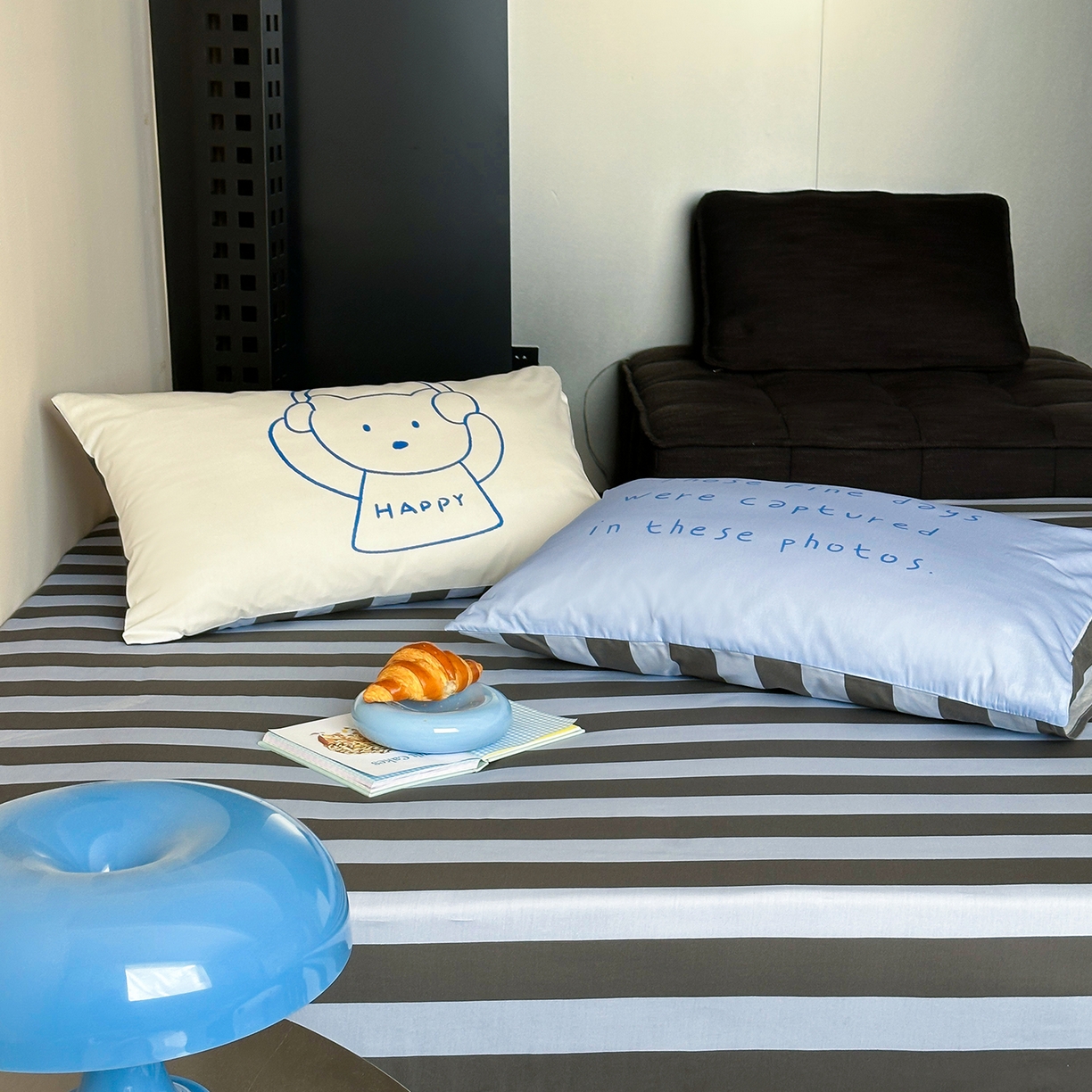 91家纺网 家纺一手货源 找家纺 桃子家居 2026新款A类全棉纯棉水洗简约混搭数码印花条纹星纹复古治愈卡通单品床单床笠系列 水洗棉单品床笠-蓝灰时光熊