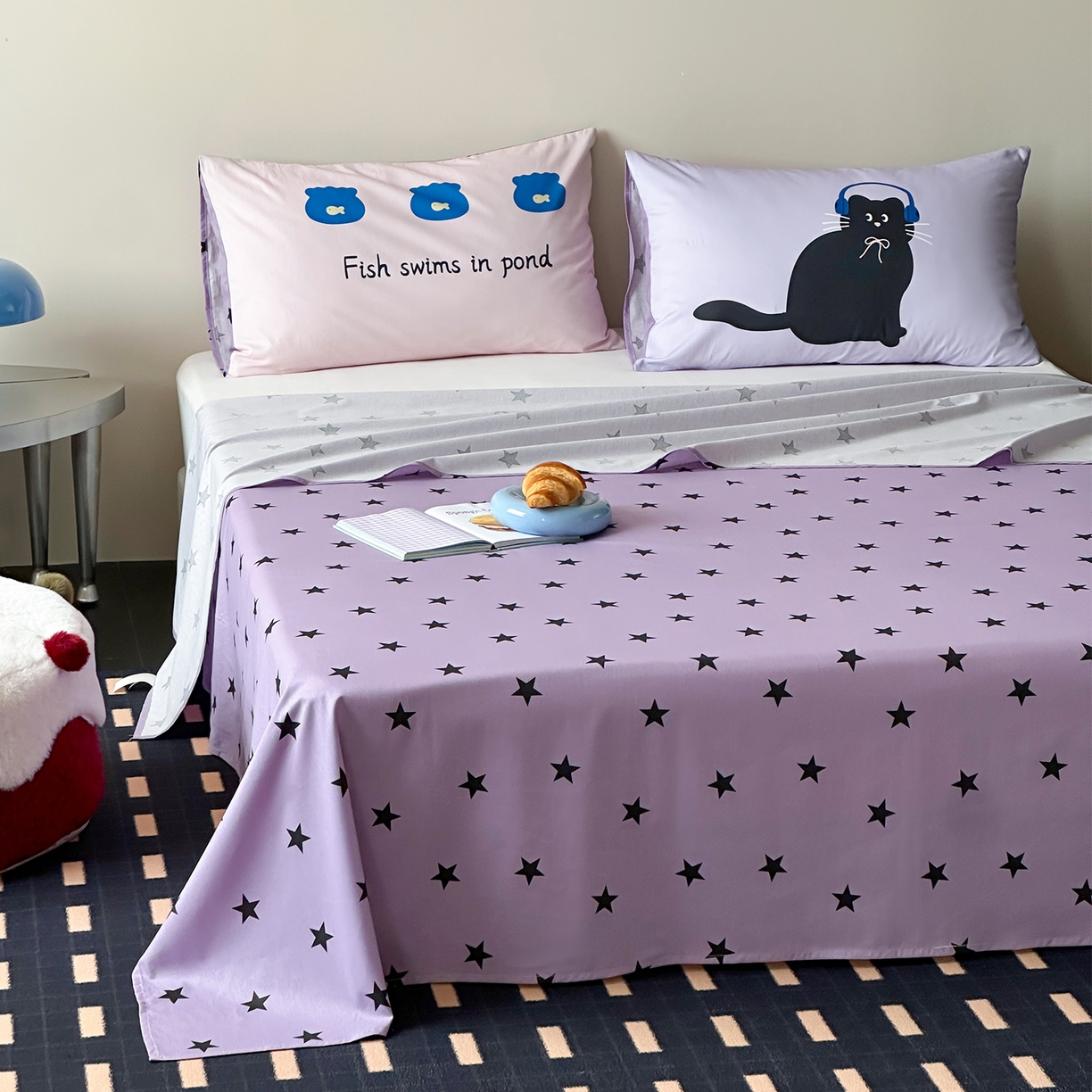 91家纺网 家纺一手货源 找家纺 桃子家居 2026新款A类全棉纯棉水洗简约混搭数码印花条纹星纹复古治愈卡通单品床单床笠系列 水洗棉单品床单-紫星甜酷猫