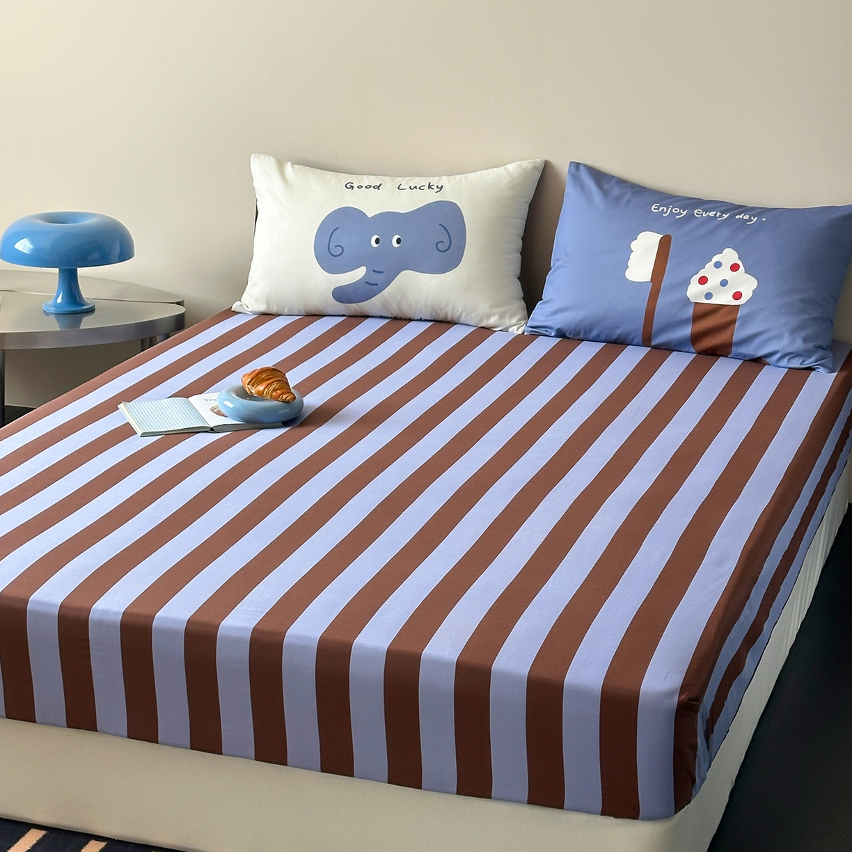 91家纺网 家纺一手货源 找家纺 桃子家居 2026新款A类全棉纯棉水洗简约混搭数码印花条纹星纹复古治愈卡通单品床单床笠系列 水洗棉单品床笠-蓝棕小甜象