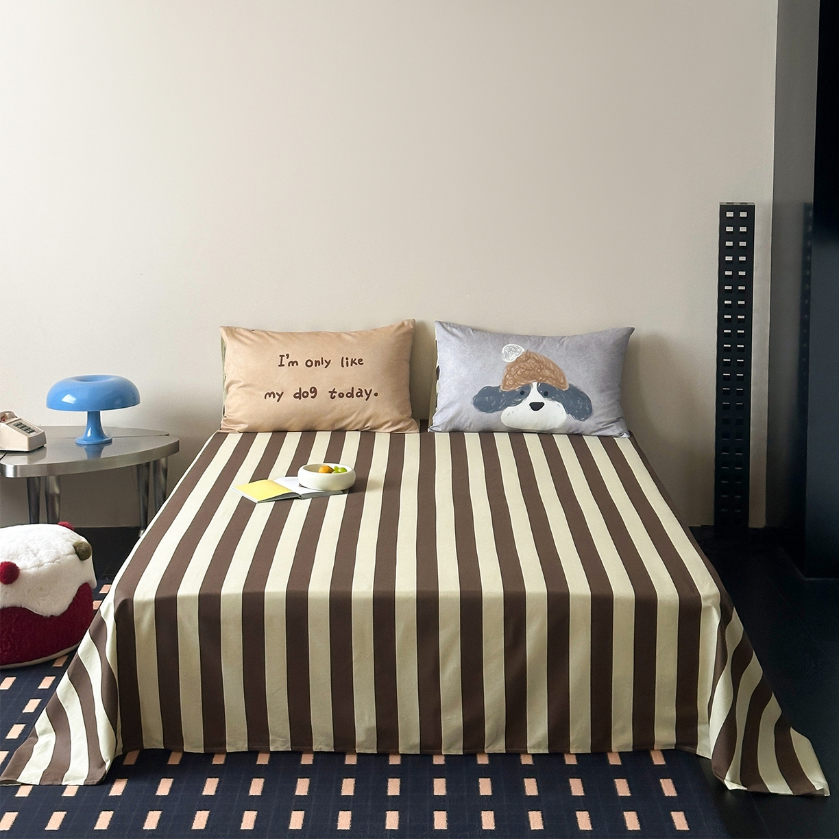 91家纺网 家纺一手货源 找家纺 桃子家居 2026新款A类全棉纯棉水洗简约混搭数码印花条纹星纹复古治愈卡通单品床单床笠系列 水洗棉单品床单-奶棕安睡狗