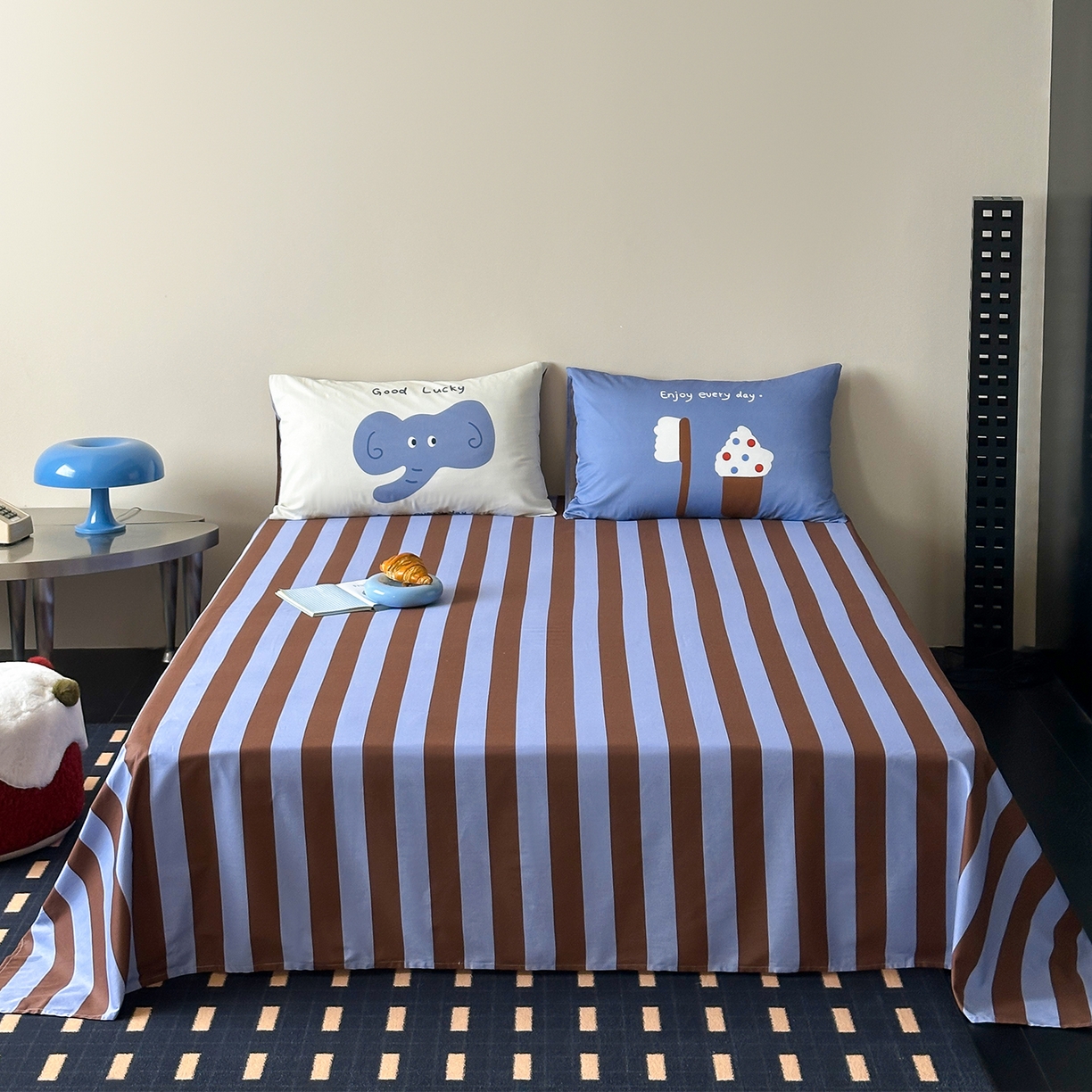 91家纺网 家纺一手货源 找家纺 桃子家居 2026新款A类全棉纯棉水洗简约混搭数码印花条纹星纹复古治愈卡通单品床单床笠系列 水洗棉单品床单-蓝棕小甜象