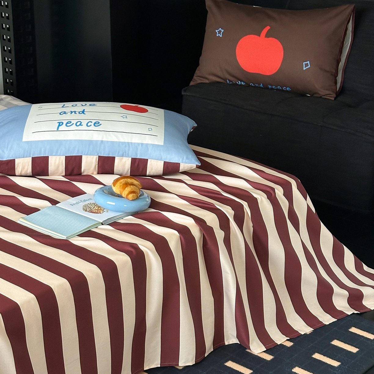 91家纺网 家纺一手货源 找家纺 桃子家居 2026新款A类全棉纯棉水洗简约混搭数码印花条纹星纹复古治愈卡通单品床单床笠系列 水洗棉单品床单-布朗苹果屋