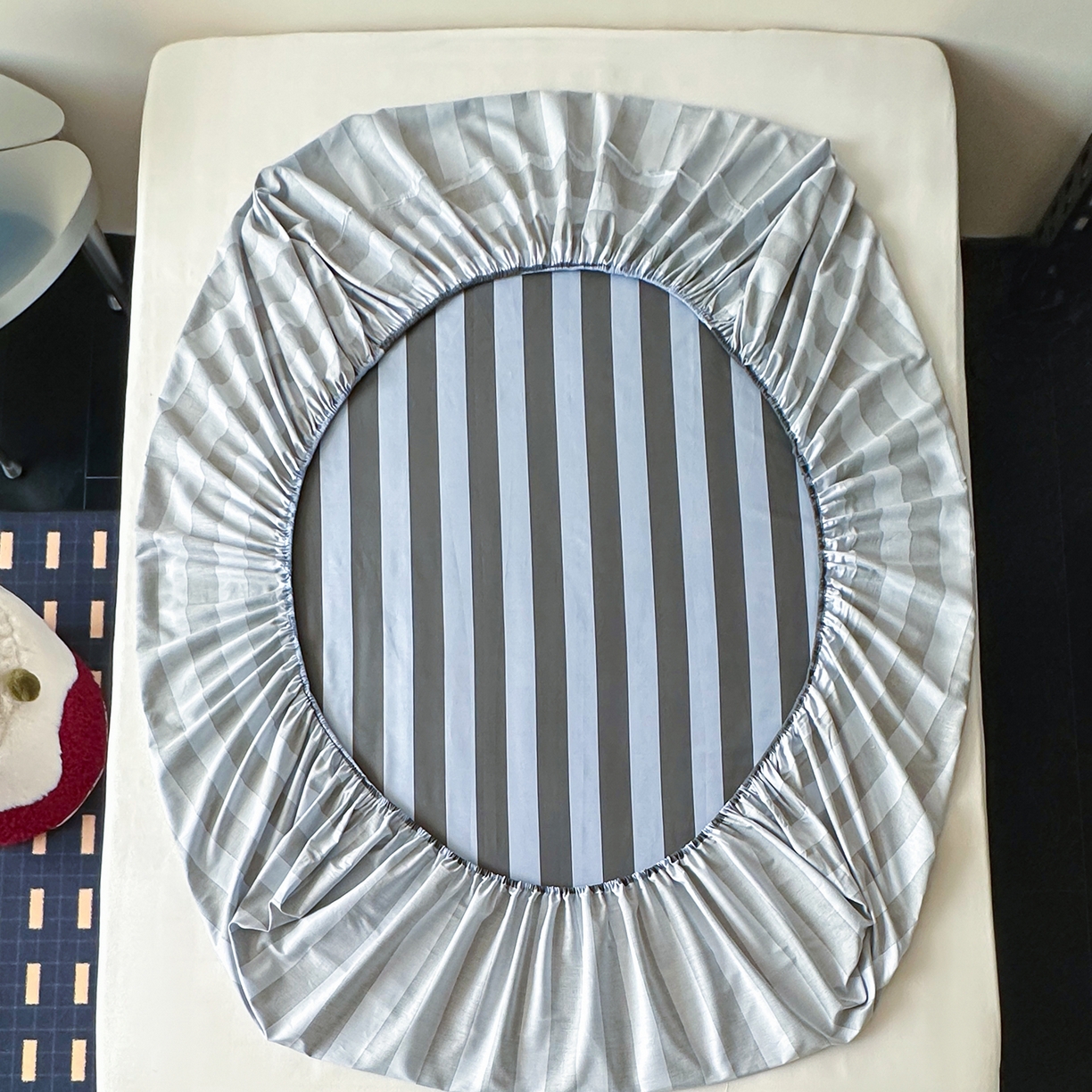 91家纺网 家纺一手货源 找家纺 桃子家居 2026新款A类全棉纯棉水洗简约混搭数码印花条纹星纹复古治愈卡通单品床单床笠系列 水洗棉单品床笠-蓝灰时光熊