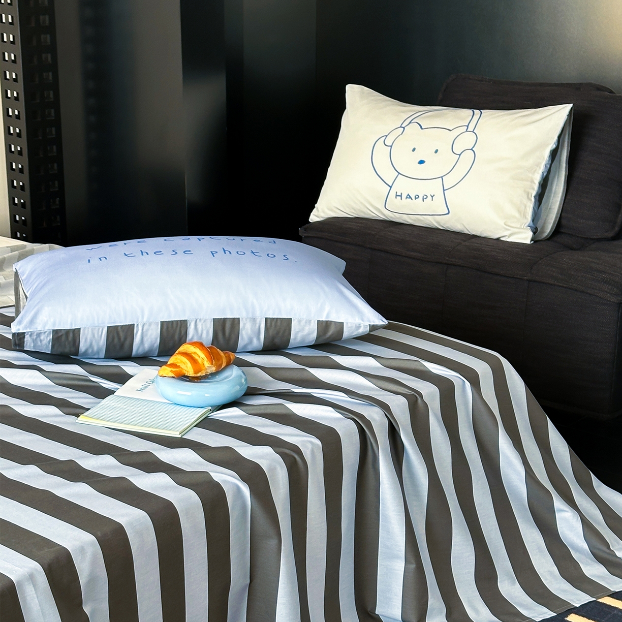 91家纺网 家纺一手货源 找家纺 桃子家居 2026新款A类全棉纯棉水洗简约混搭数码印花条纹星纹复古治愈卡通单品床单床笠系列 水洗棉单品床单-蓝灰时光熊