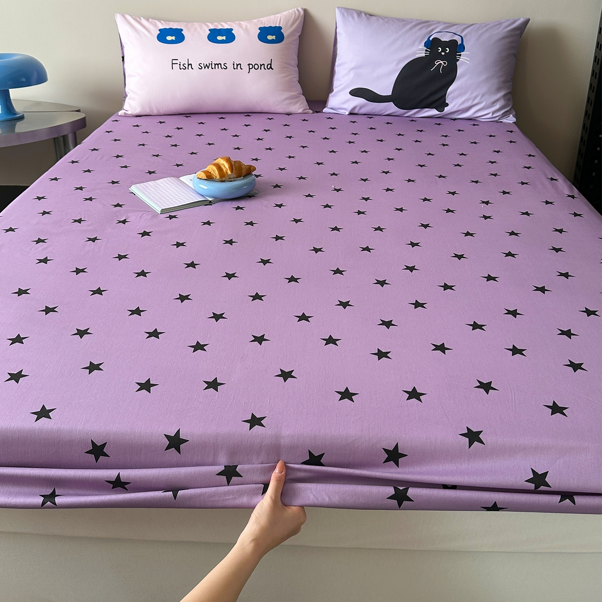91家纺网 家纺一手货源 找家纺 桃子家居 2026新款A类全棉纯棉水洗简约混搭数码印花条纹星纹复古治愈卡通单品床单床笠系列 水洗棉单品床笠-紫星甜酷猫