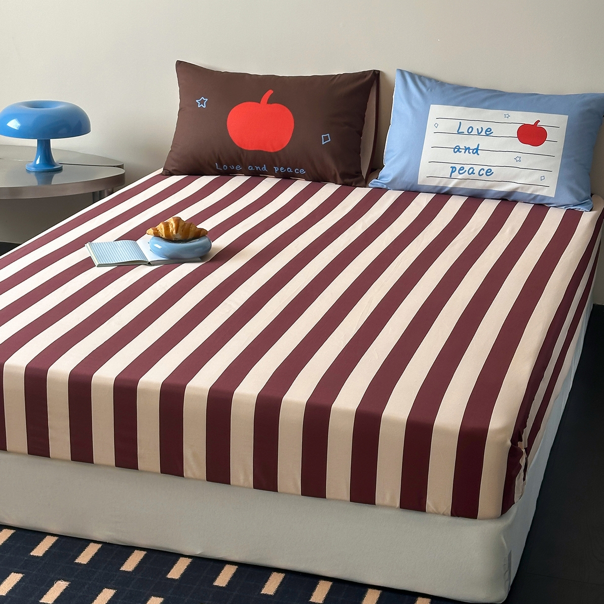 91家纺网 家纺一手货源 找家纺 桃子家居 2026新款A类全棉纯棉水洗简约混搭数码印花条纹星纹复古治愈卡通单品床单床笠系列 水洗棉单品床笠-布朗苹果屋