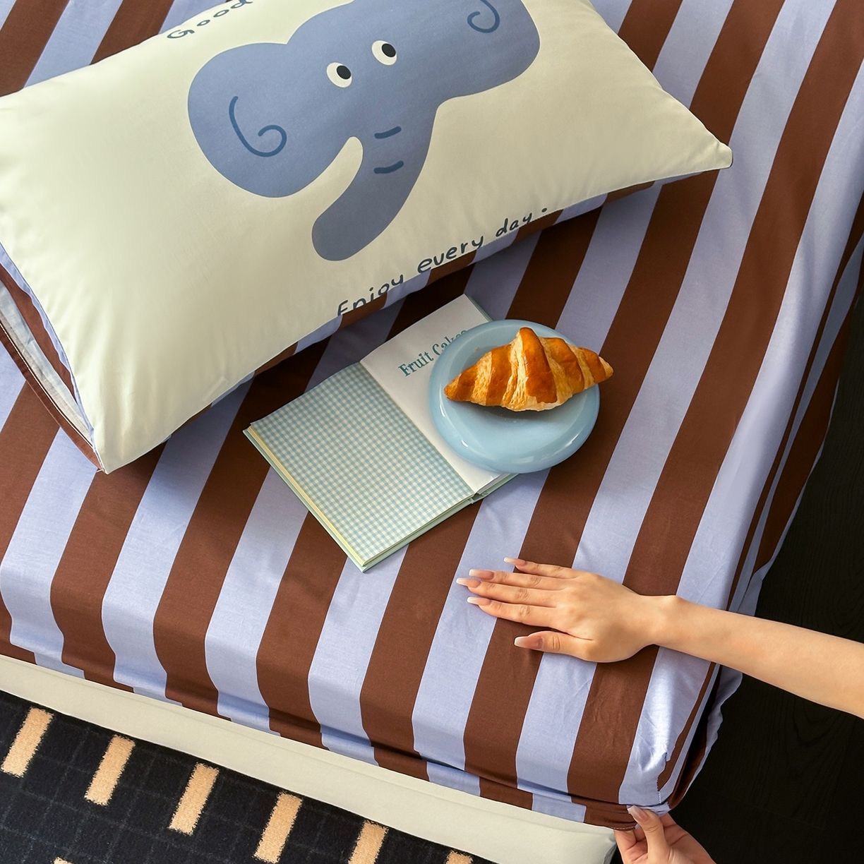 91家纺网 家纺一手货源 找家纺 桃子家居 2026新款A类全棉纯棉水洗简约混搭数码印花条纹星纹复古治愈卡通单品床单床笠系列 水洗棉单品床笠-蓝棕小甜象