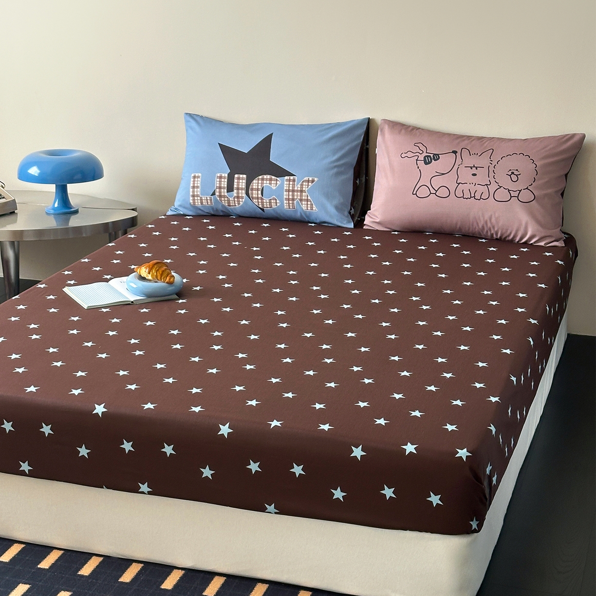 91家纺网 家纺一手货源 找家纺 桃子家居 2026新款A类全棉纯棉水洗简约混搭数码印花条纹星纹复古治愈卡通单品床单床笠系列 水洗棉单品床笠-棕星汪星人