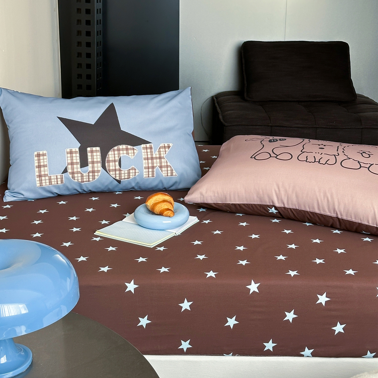 91家纺网 家纺一手货源 找家纺 桃子家居 2026新款A类全棉纯棉水洗简约混搭数码印花条纹星纹复古治愈卡通单品床单床笠系列 水洗棉单品床笠-棕星汪星人