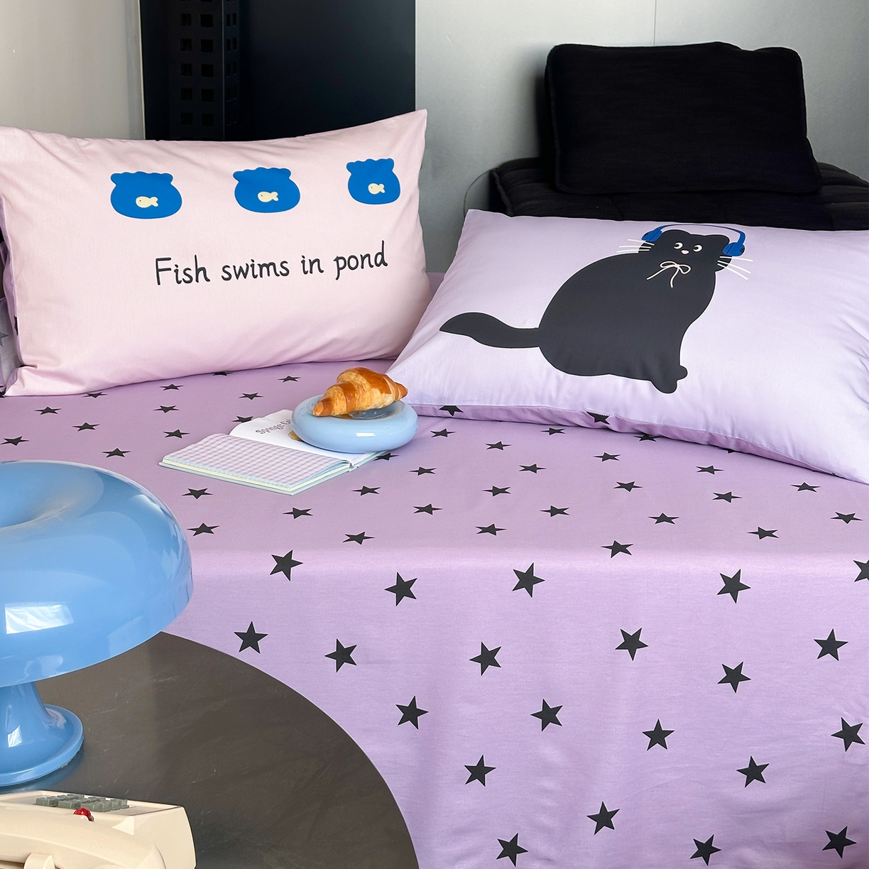 91家纺网 家纺一手货源 找家纺 桃子家居 2026新款A类全棉纯棉水洗简约混搭数码印花条纹星纹复古治愈卡通单品床单床笠系列 水洗棉单品床单-紫星甜酷猫