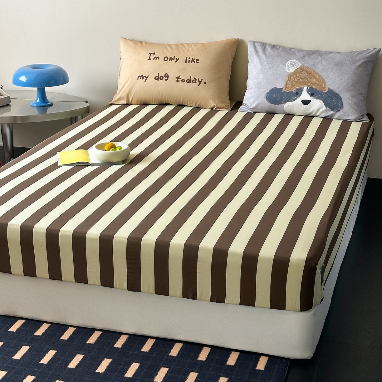 91家纺网 家纺一手货源 找家纺 桃子家居 2026新款A类全棉纯棉水洗简约混搭数码印花条纹星纹复古治愈卡通单品床单床笠系列 水洗棉单品床笠-奶棕安睡狗