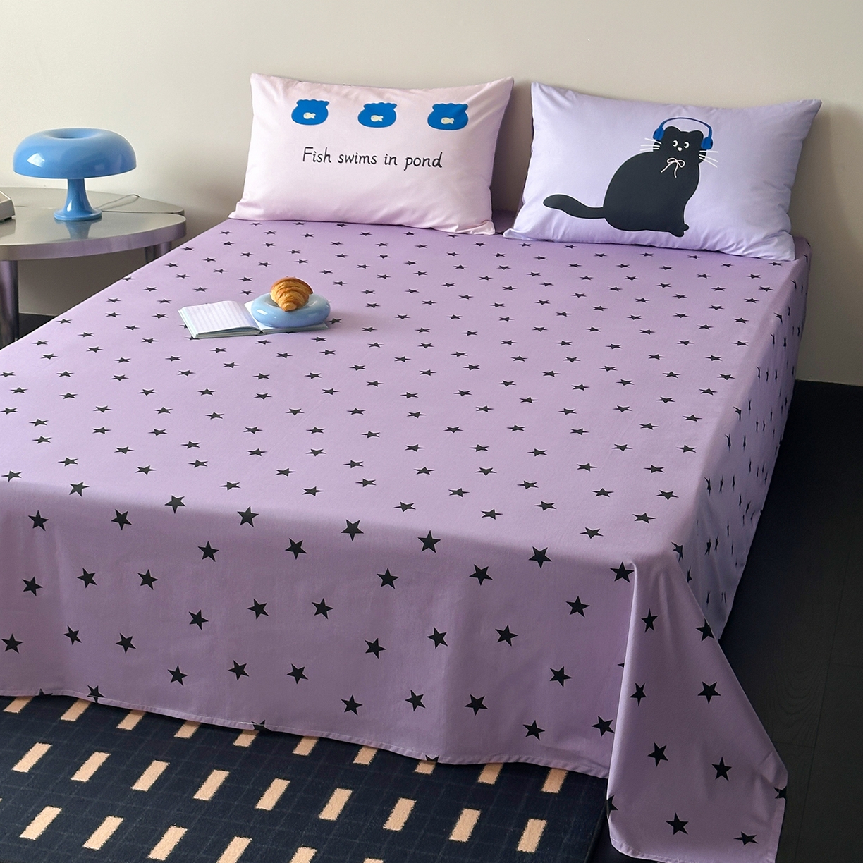 91家纺网 家纺一手货源 找家纺 桃子家居 2026新款A类全棉纯棉水洗简约混搭数码印花条纹星纹复古治愈卡通单品床单床笠系列 水洗棉单品床单-紫星甜酷猫