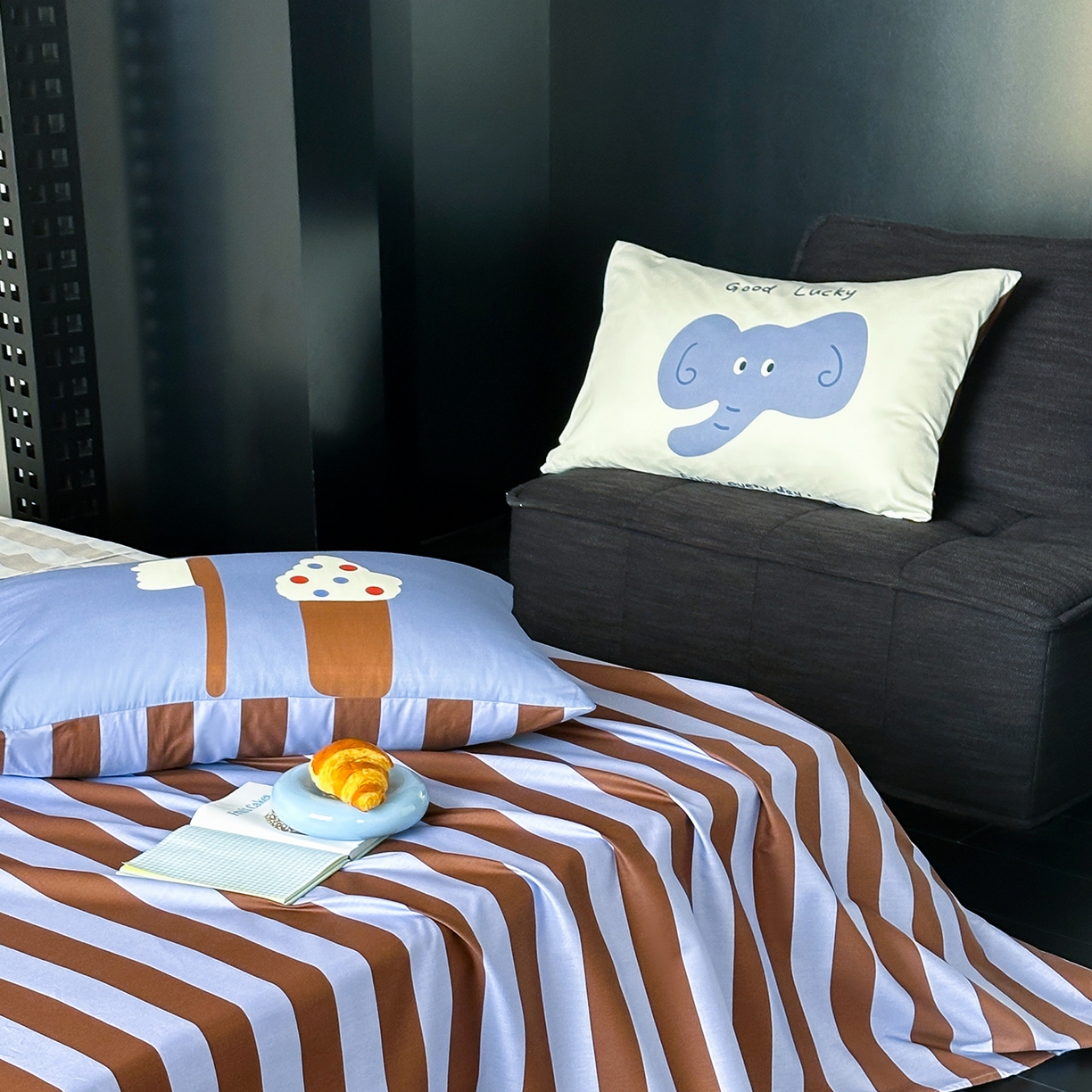 91家纺网 家纺一手货源 找家纺 桃子家居 2026新款A类全棉纯棉水洗简约混搭数码印花条纹星纹复古治愈卡通单品床单床笠系列 水洗棉单品床单-蓝棕小甜象