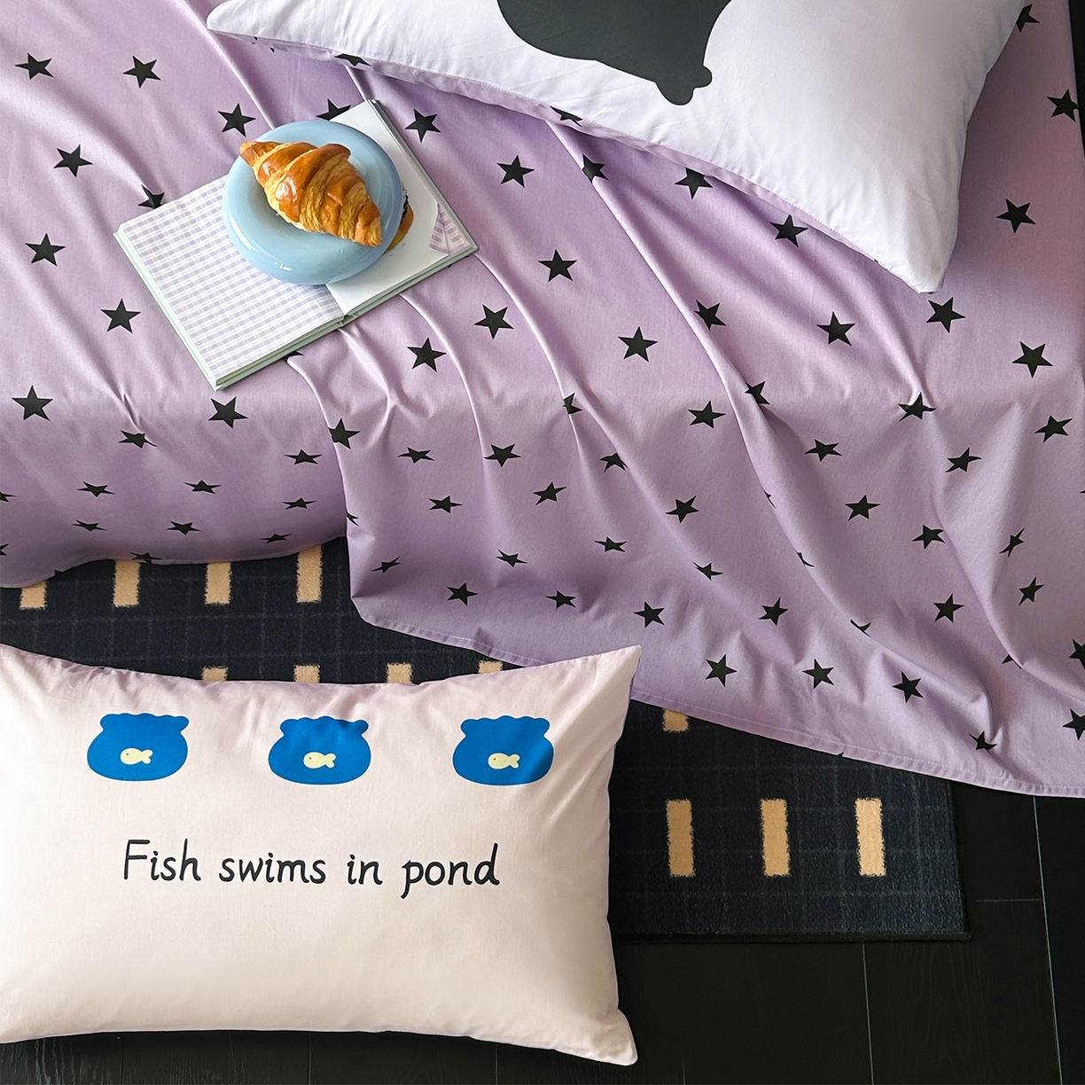 91家纺网 家纺一手货源 找家纺 桃子家居 2026新款A类全棉纯棉水洗简约混搭数码印花条纹星纹复古治愈卡通单品床单床笠系列 水洗棉单品床单-紫星甜酷猫