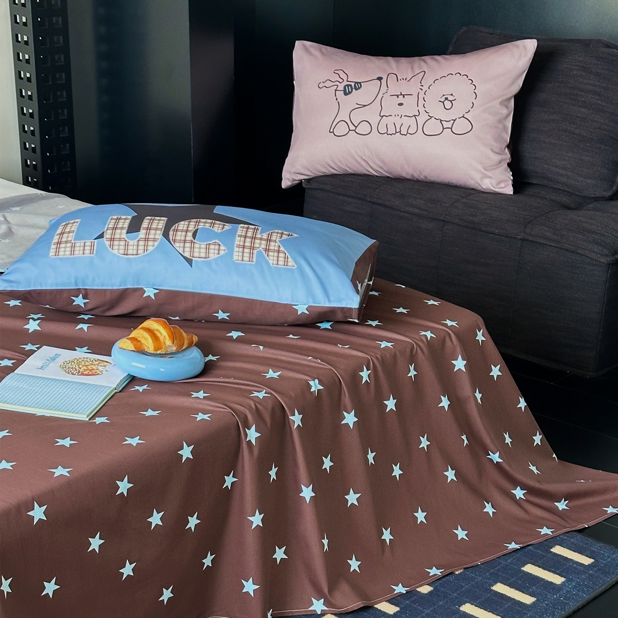91家纺网 家纺一手货源 找家纺 桃子家居 2026新款A类全棉纯棉水洗简约混搭数码印花条纹星纹复古治愈卡通单品床单床笠系列 水洗棉单品床单-棕星汪星人