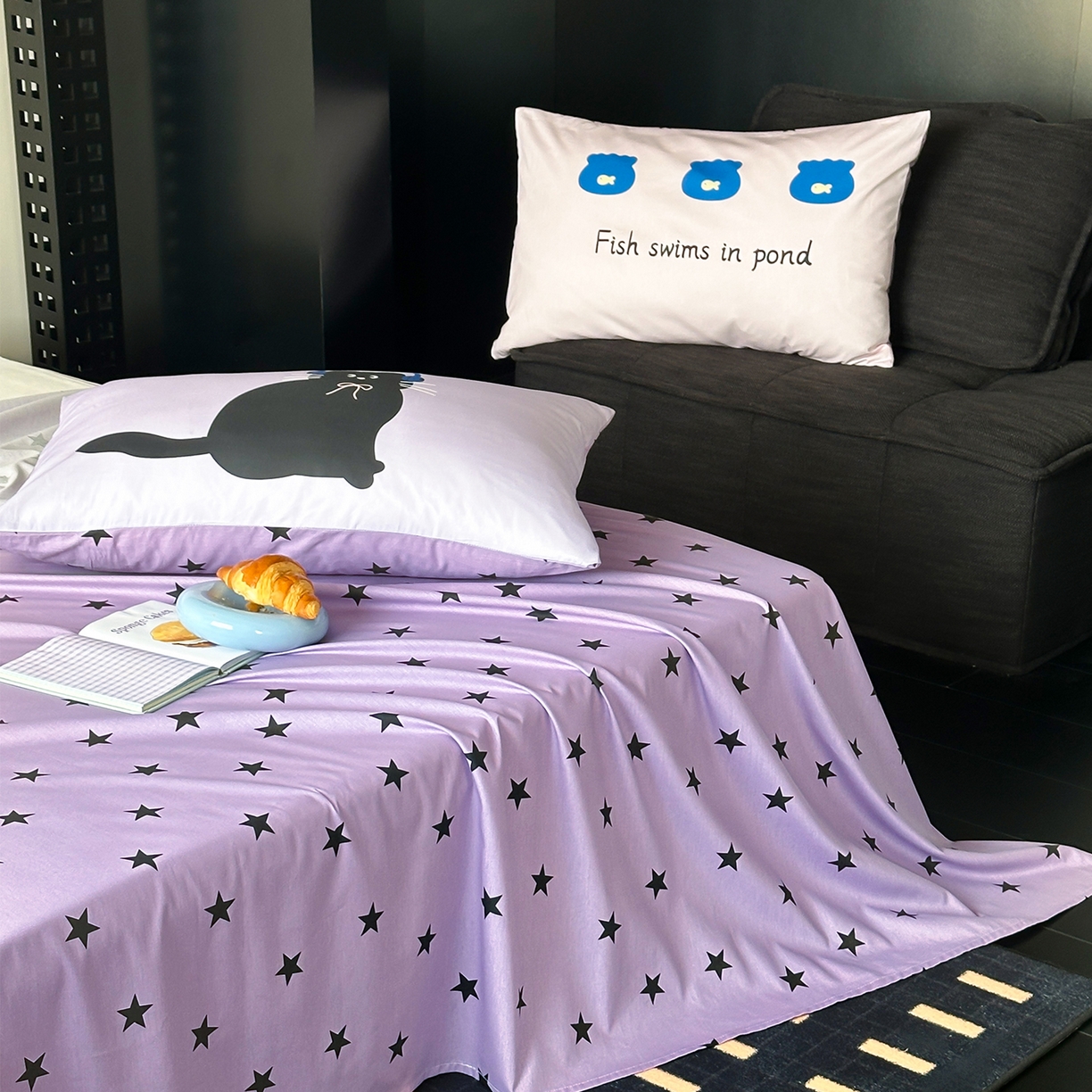91家纺网 家纺一手货源 找家纺 桃子家居 2026新款A类全棉纯棉水洗简约混搭数码印花条纹星纹复古治愈卡通单品床单床笠系列 水洗棉单品床单-紫星甜酷猫