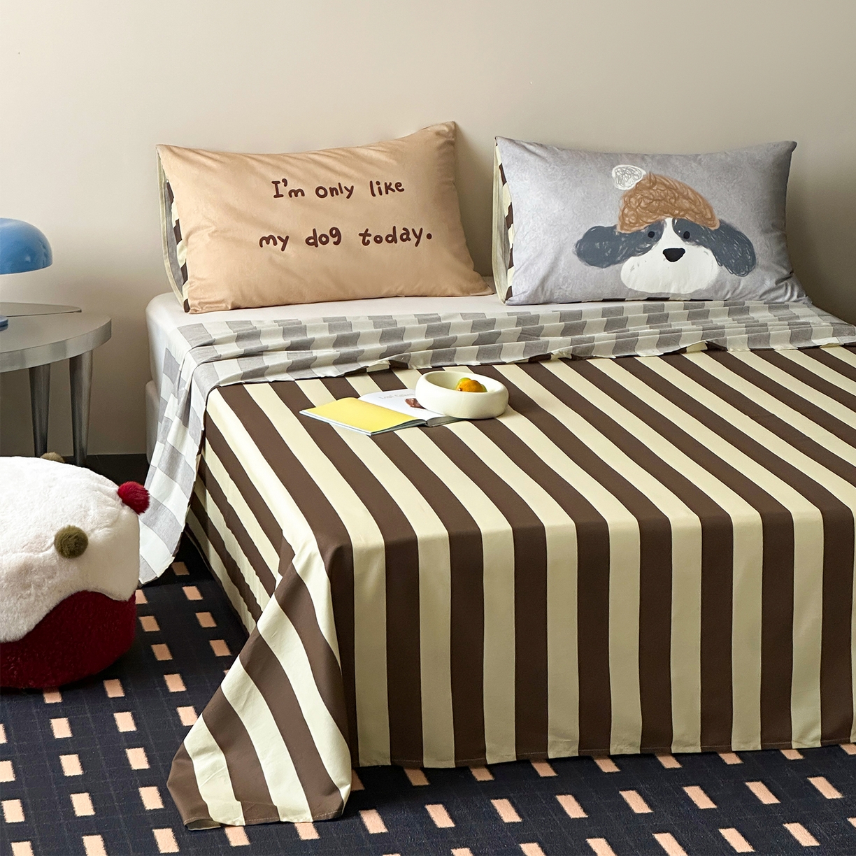 91家纺网 家纺一手货源 找家纺 桃子家居 2026新款A类全棉纯棉水洗简约混搭数码印花条纹星纹复古治愈卡通单品床单床笠系列 水洗棉单品床单-奶棕安睡狗