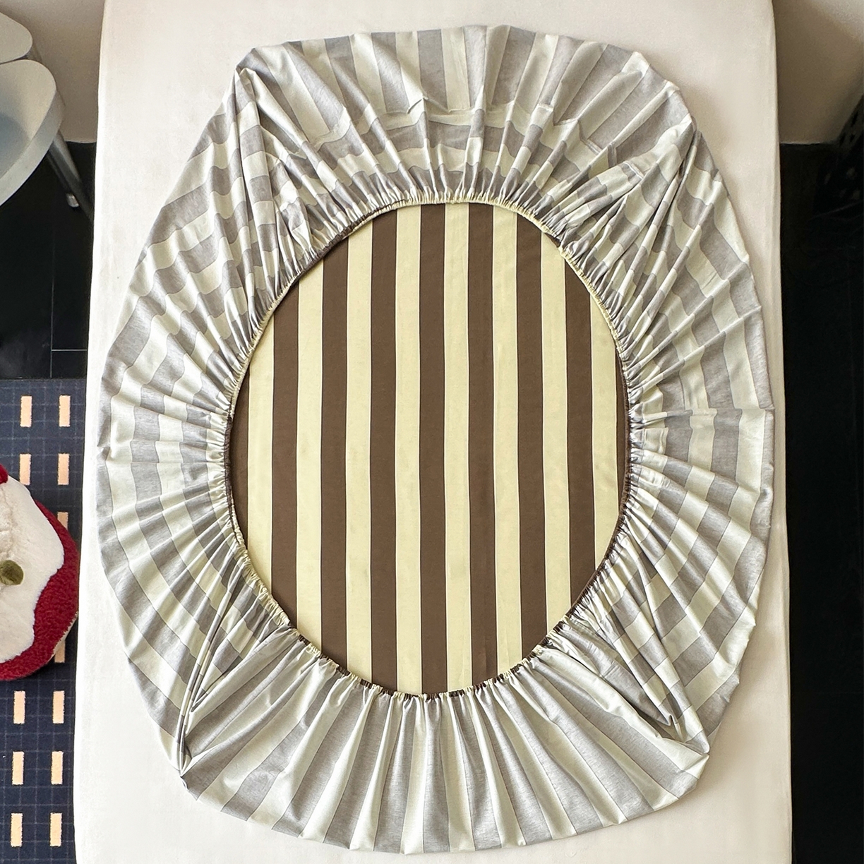 91家纺网 家纺一手货源 找家纺 桃子家居 2026新款A类全棉纯棉水洗简约混搭数码印花条纹星纹复古治愈卡通单品床单床笠系列 水洗棉单品床笠-奶棕安睡狗