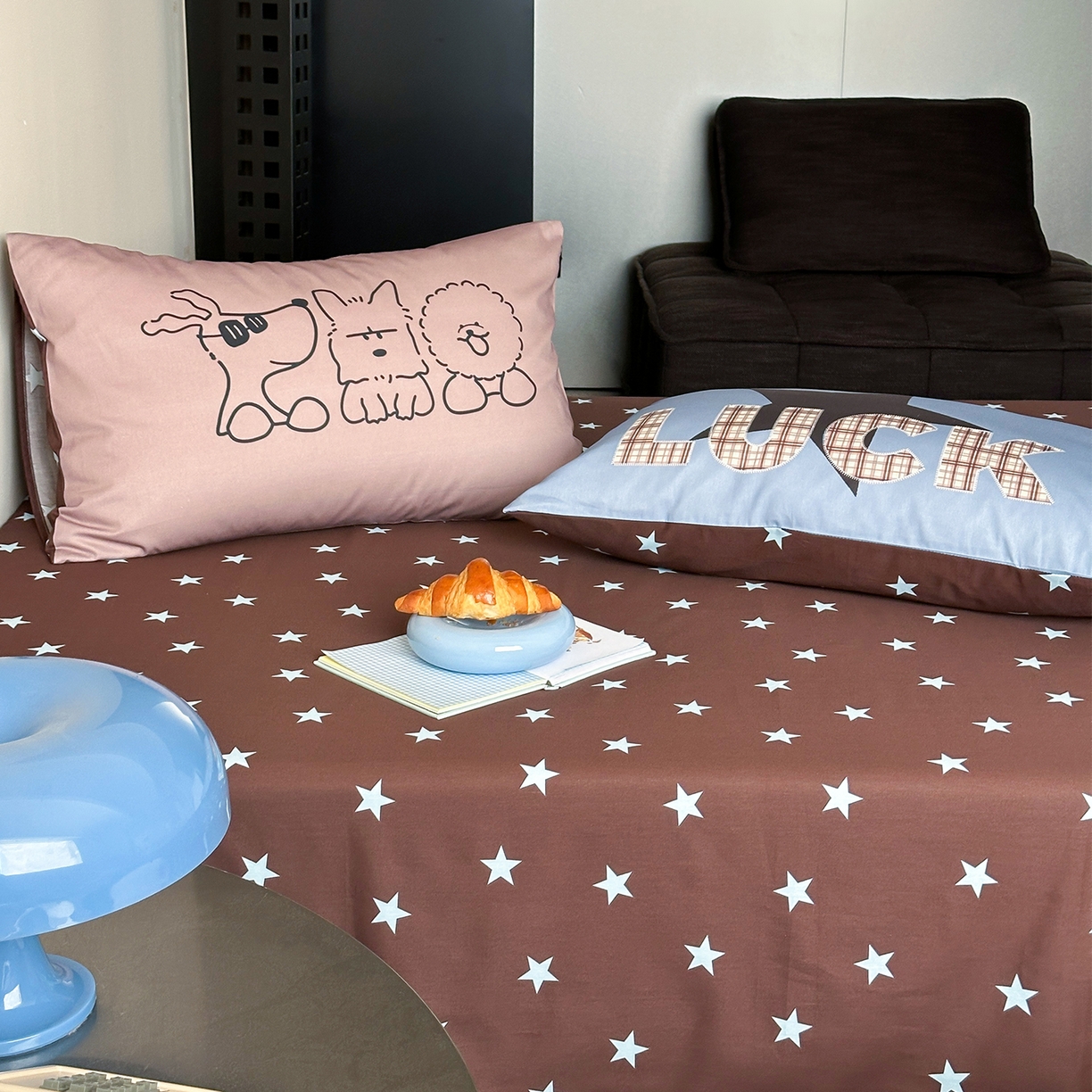 91家纺网 家纺一手货源 找家纺 桃子家居 2026新款A类全棉纯棉水洗简约混搭数码印花条纹星纹复古治愈卡通单品床单床笠系列 水洗棉单品床单-棕星汪星人