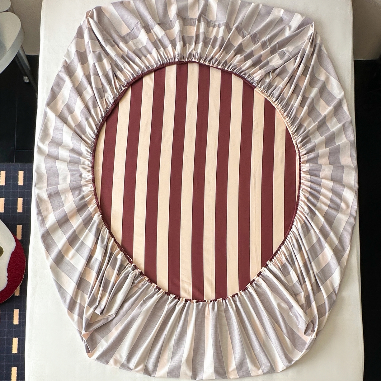 91家纺网 家纺一手货源 找家纺 桃子家居 2026新款A类全棉纯棉水洗简约混搭数码印花条纹星纹复古治愈卡通单品床单床笠系列 水洗棉单品床笠-布朗苹果屋