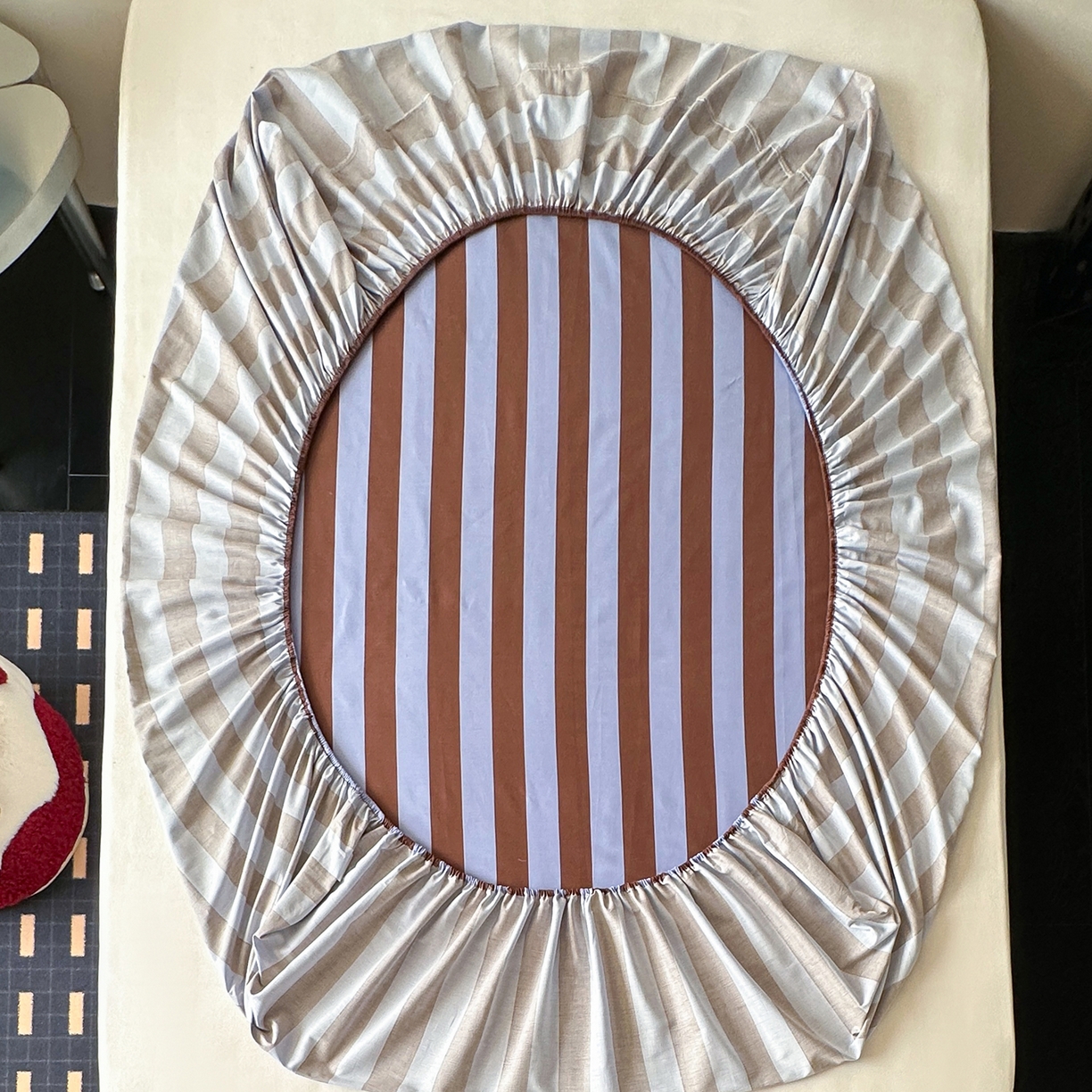 91家纺网 家纺一手货源 找家纺 桃子家居 2026新款A类全棉纯棉水洗简约混搭数码印花条纹星纹复古治愈卡通单品床单床笠系列 水洗棉单品床笠-蓝棕小甜象