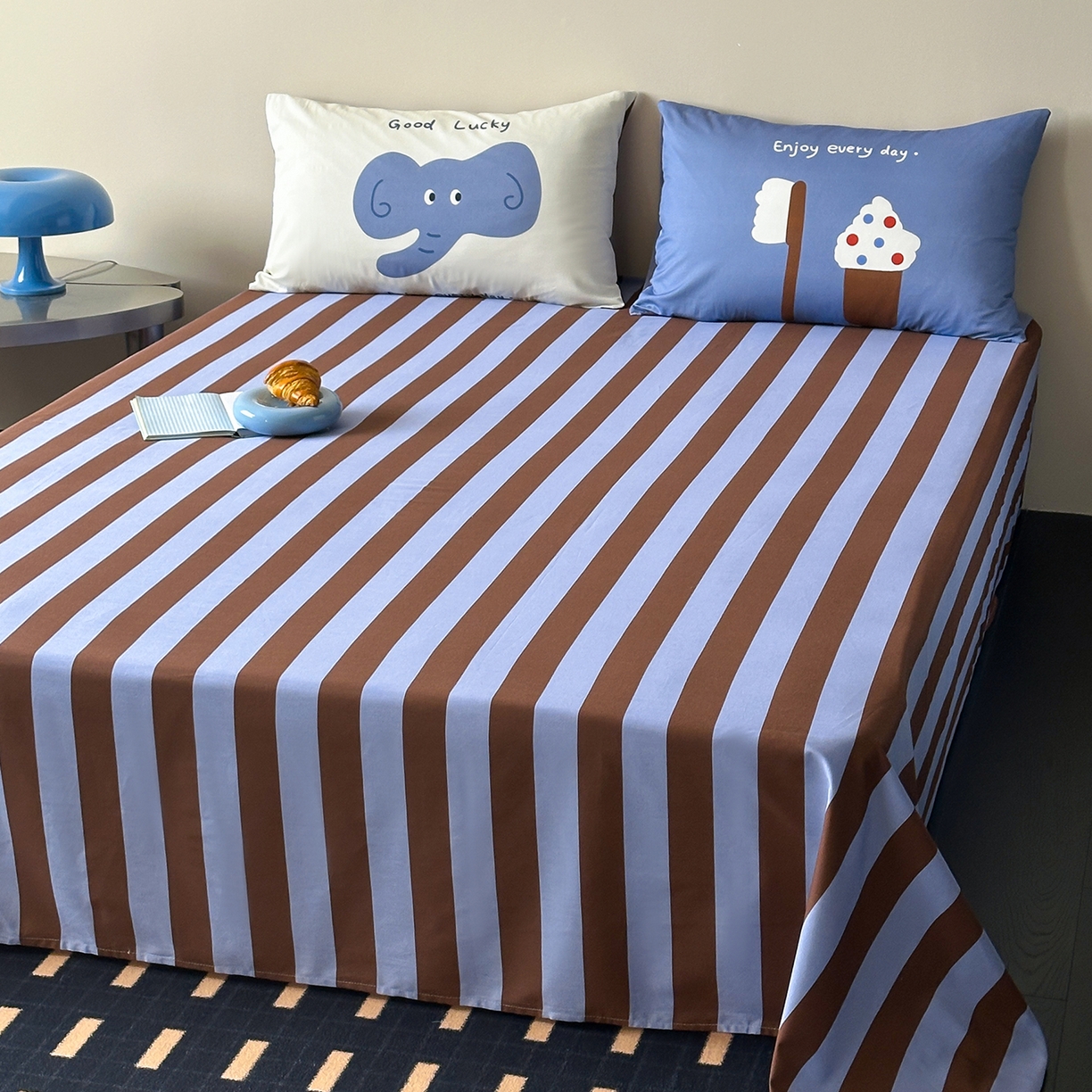 91家纺网 家纺一手货源 找家纺 桃子家居 2026新款A类全棉纯棉水洗简约混搭数码印花条纹星纹复古治愈卡通单品床单床笠系列 水洗棉单品床单-蓝棕小甜象