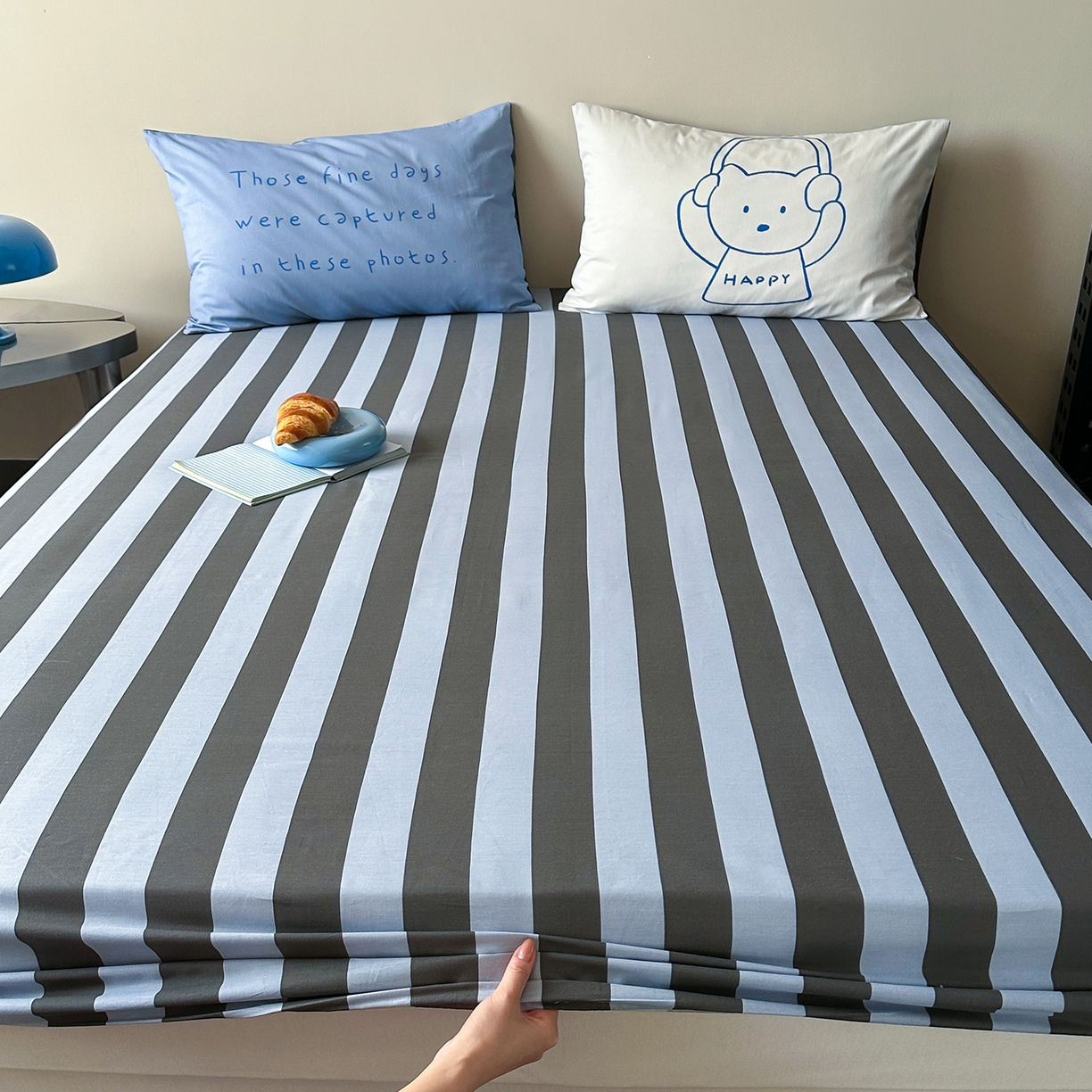 91家纺网 家纺一手货源 找家纺 桃子家居 2026新款A类全棉纯棉水洗简约混搭数码印花条纹星纹复古治愈卡通单品床单床笠系列 水洗棉单品床笠-蓝灰时光熊