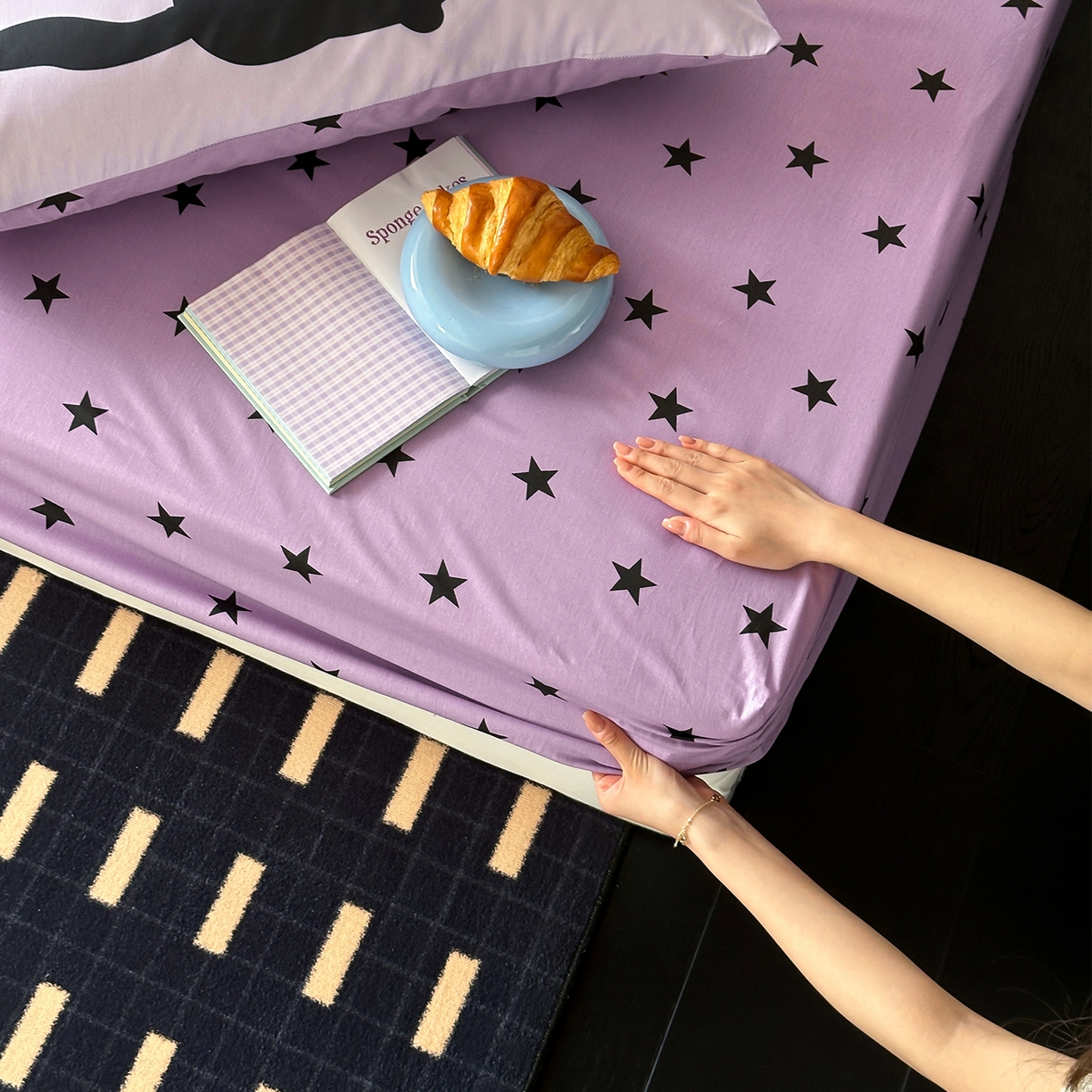 91家纺网 家纺一手货源 找家纺 桃子家居 2026新款A类全棉纯棉水洗简约混搭数码印花条纹星纹复古治愈卡通单品床单床笠系列 水洗棉单品床笠-紫星甜酷猫