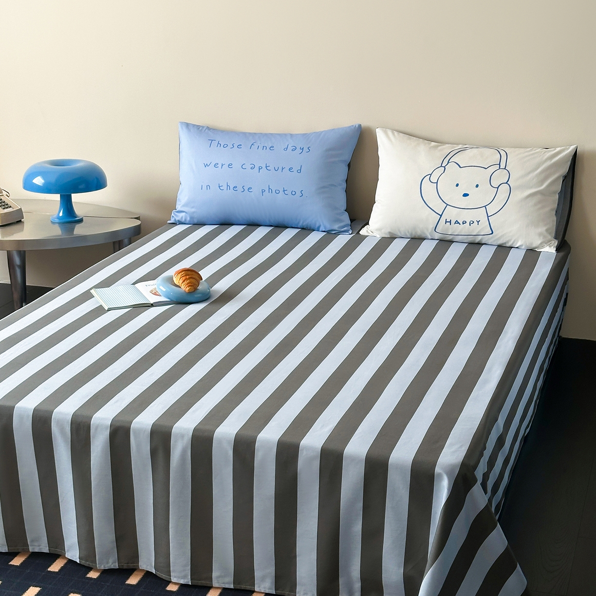 91家纺网 家纺一手货源 找家纺 桃子家居 2026新款A类全棉纯棉水洗简约混搭数码印花条纹星纹复古治愈卡通单品床单床笠系列 水洗棉单品床单-蓝灰时光熊
