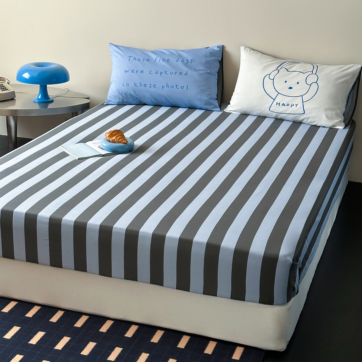 91家纺网 家纺一手货源 找家纺 桃子家居 2026新款A类全棉纯棉水洗简约混搭数码印花条纹星纹复古治愈卡通单品床单床笠系列 水洗棉单品床笠-蓝灰时光熊