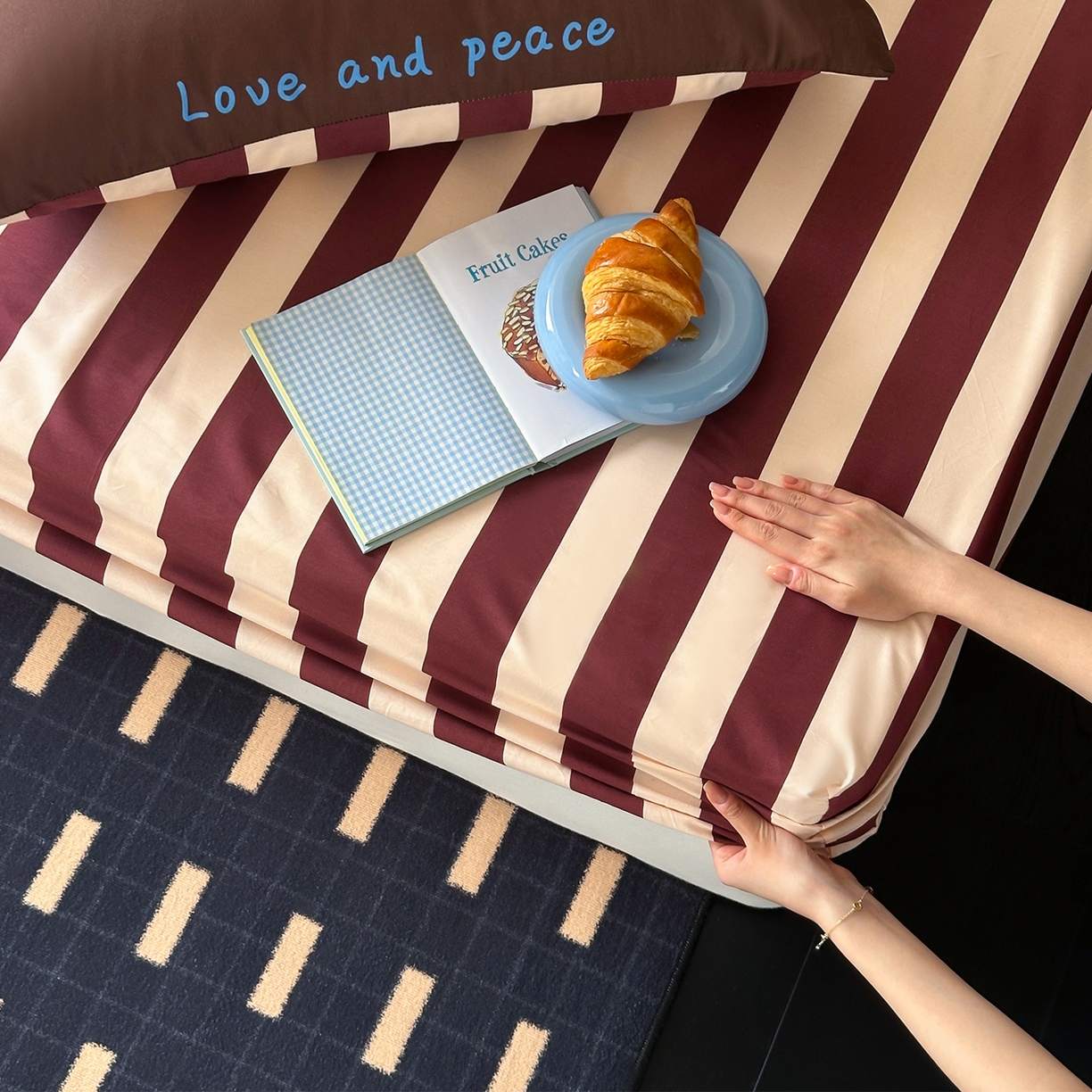 91家纺网 家纺一手货源 找家纺 桃子家居 2026新款A类全棉纯棉水洗简约混搭数码印花条纹星纹复古治愈卡通单品床单床笠系列 水洗棉单品床笠-布朗苹果屋