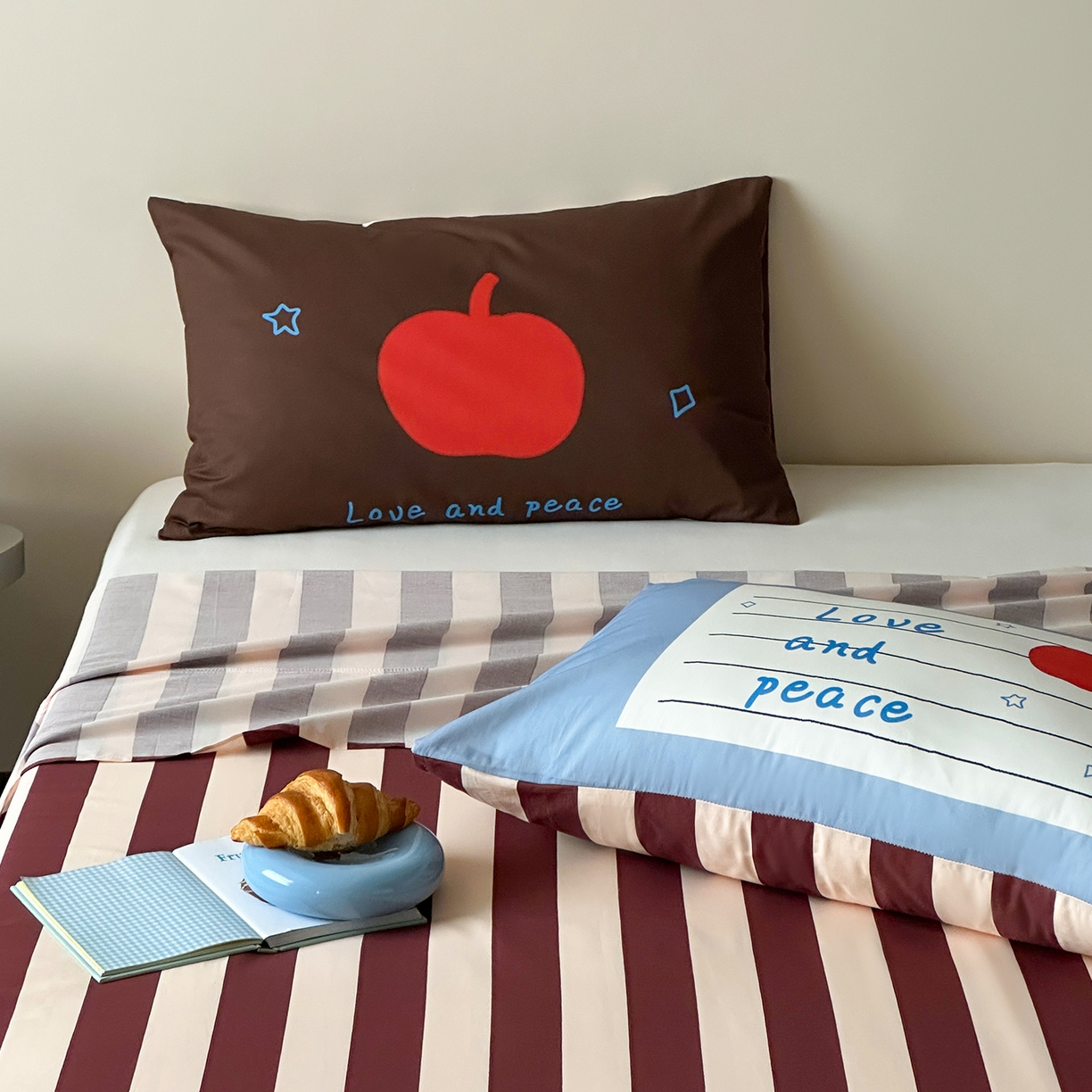 91家纺网 家纺一手货源 找家纺 桃子家居 2026新款A类全棉纯棉水洗简约混搭数码印花条纹星纹复古治愈卡通单品床单床笠系列 水洗棉单品床单-布朗苹果屋