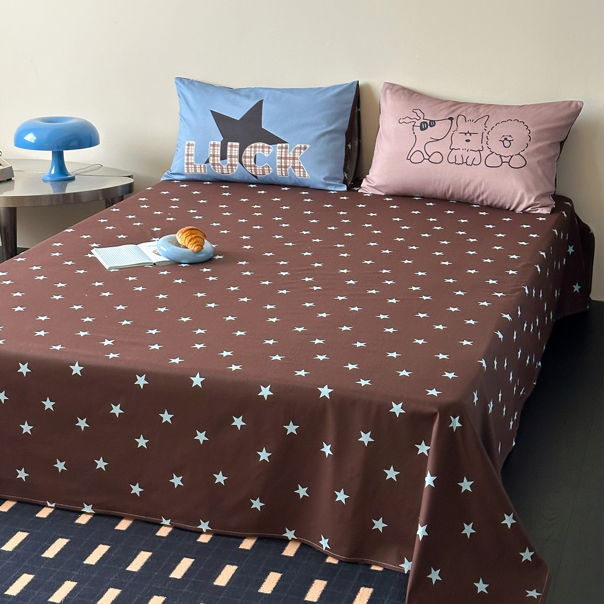 91家纺网 家纺一手货源 找家纺 桃子家居 2026新款A类全棉纯棉水洗简约混搭数码印花条纹星纹复古治愈卡通单品床单床笠系列 水洗棉单品床单-棕星汪星人