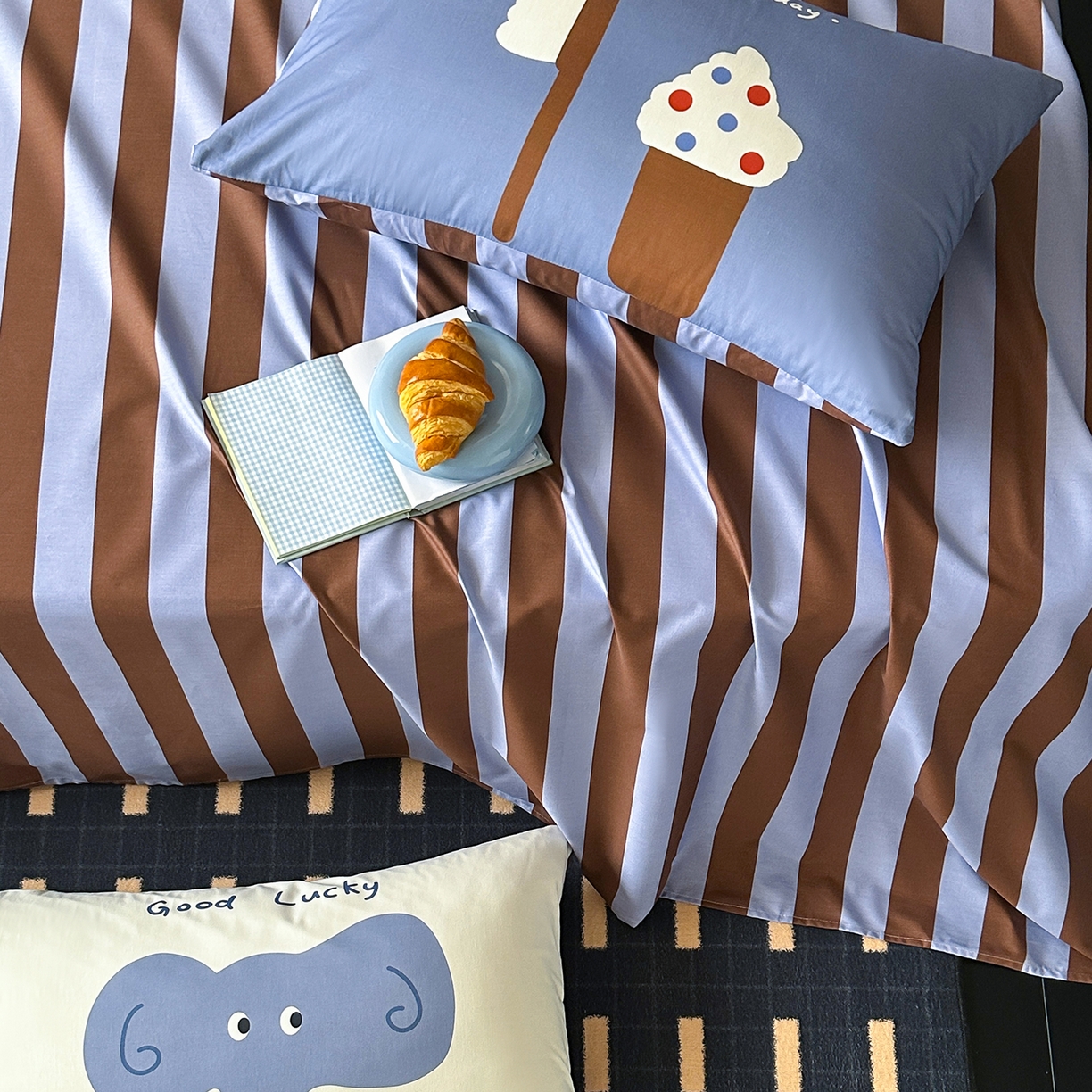 91家纺网 家纺一手货源 找家纺 桃子家居 2026新款A类全棉纯棉水洗简约混搭数码印花条纹星纹复古治愈卡通单品床单床笠系列 水洗棉单品床单-蓝棕小甜象