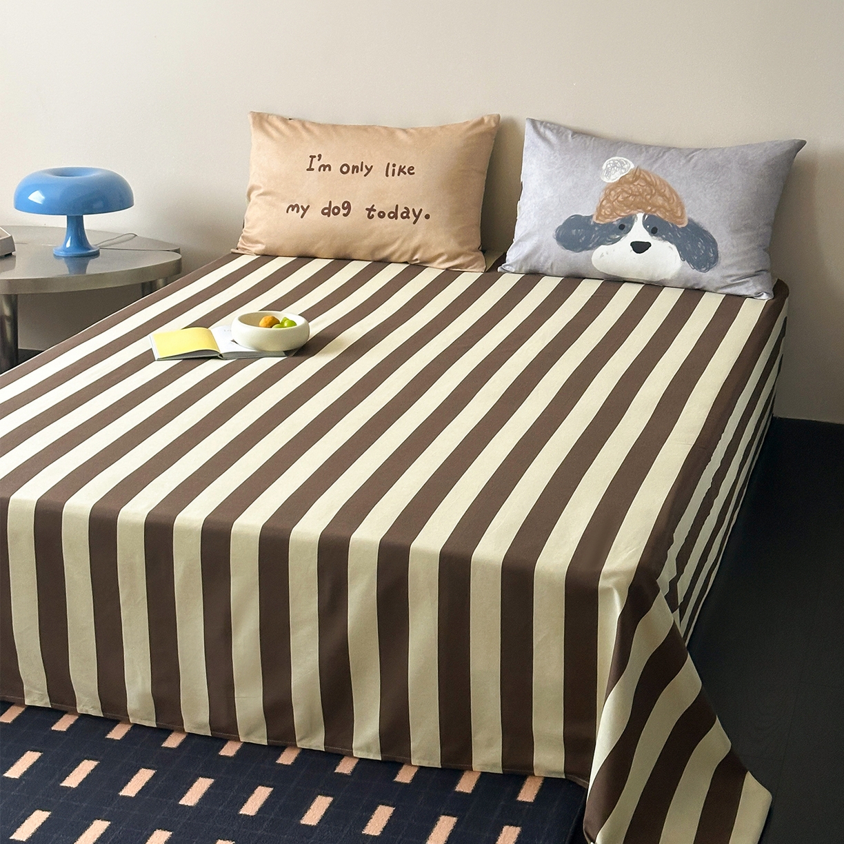 91家纺网 家纺一手货源 找家纺 桃子家居 2026新款A类全棉纯棉水洗简约混搭数码印花条纹星纹复古治愈卡通单品床单床笠系列 水洗棉单品床单-奶棕安睡狗