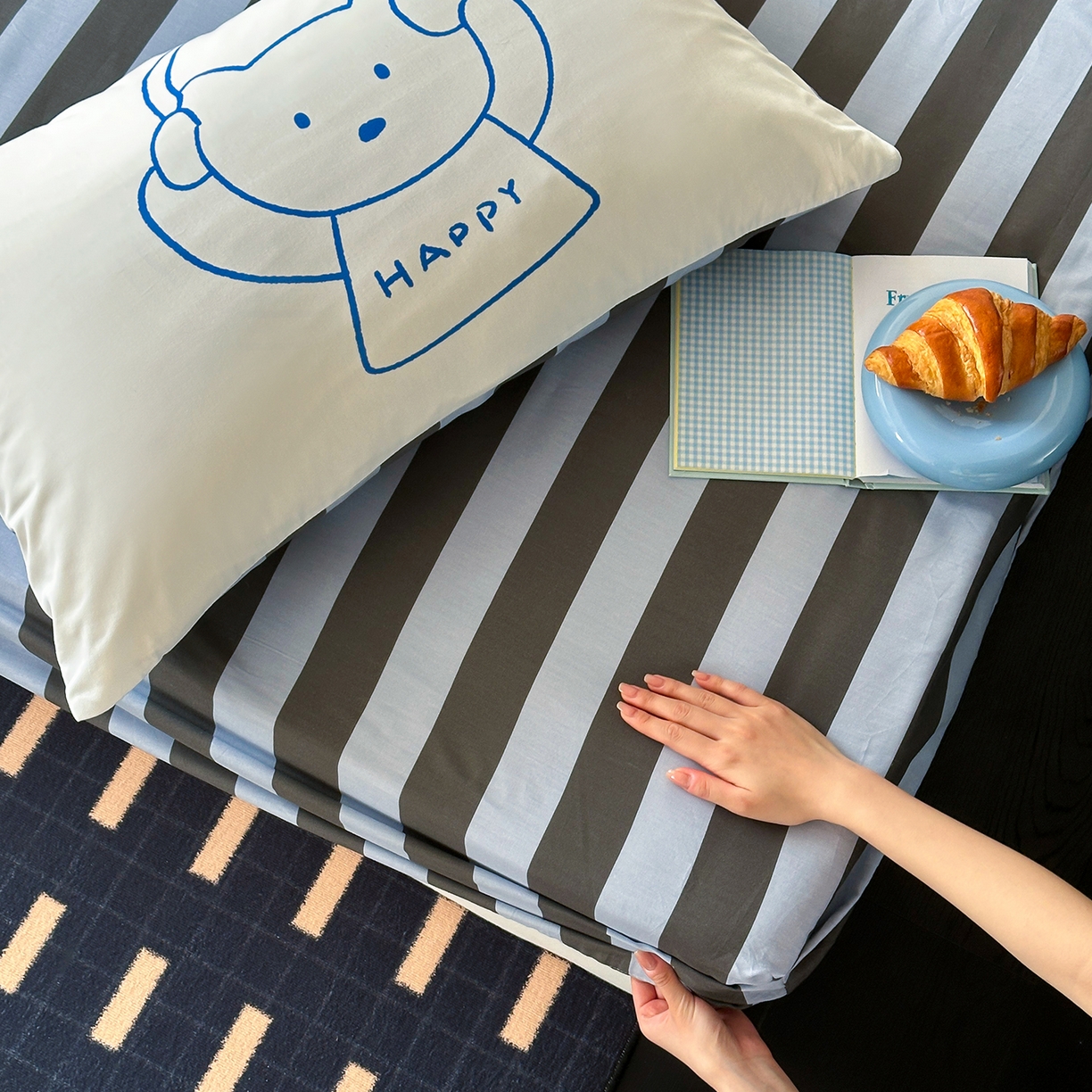 91家纺网 家纺一手货源 找家纺 桃子家居 2026新款A类全棉纯棉水洗简约混搭数码印花条纹星纹复古治愈卡通单品床单床笠系列 水洗棉单品床笠-蓝灰时光熊