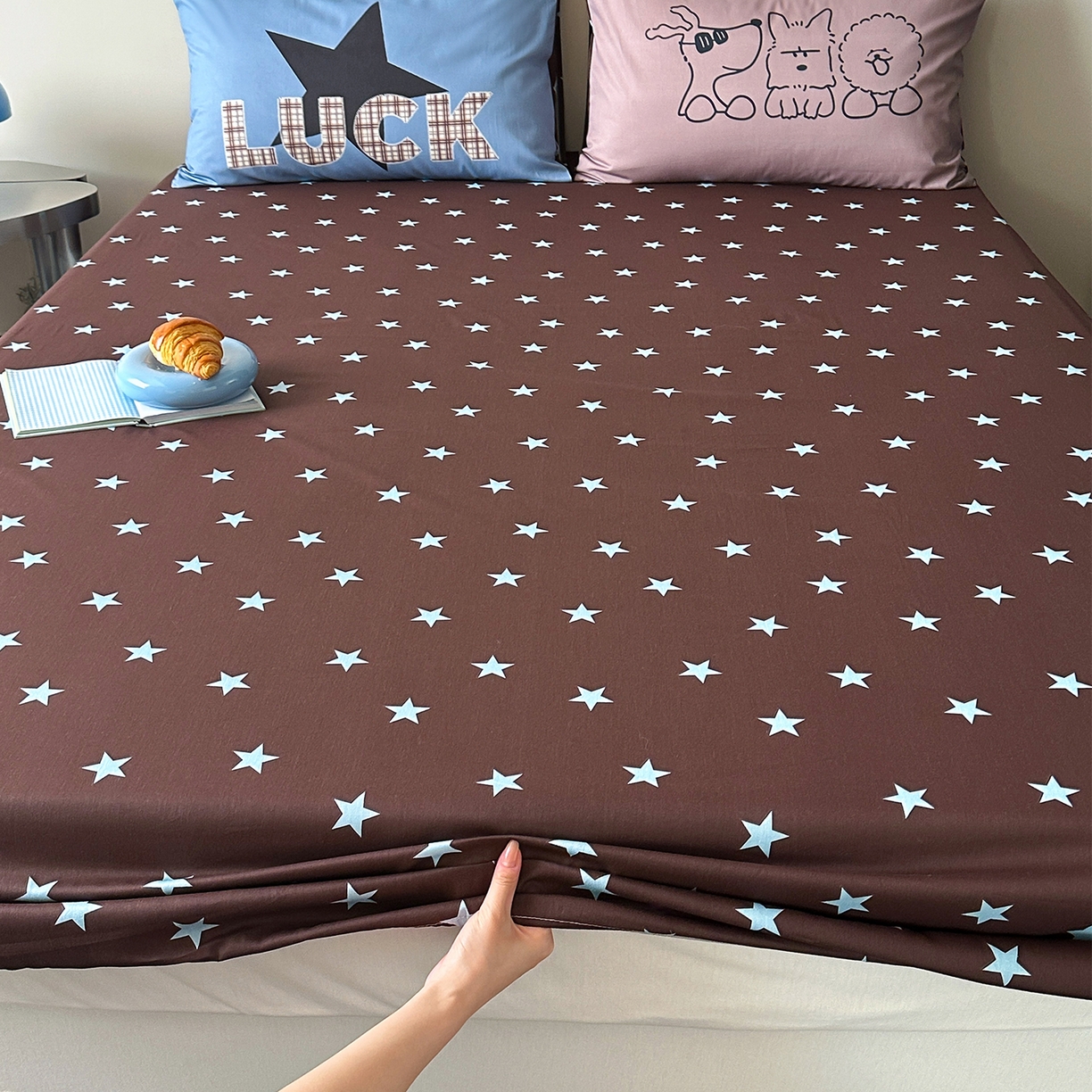 91家纺网 家纺一手货源 找家纺 桃子家居 2026新款A类全棉纯棉水洗简约混搭数码印花条纹星纹复古治愈卡通单品床单床笠系列 水洗棉单品床笠-棕星汪星人