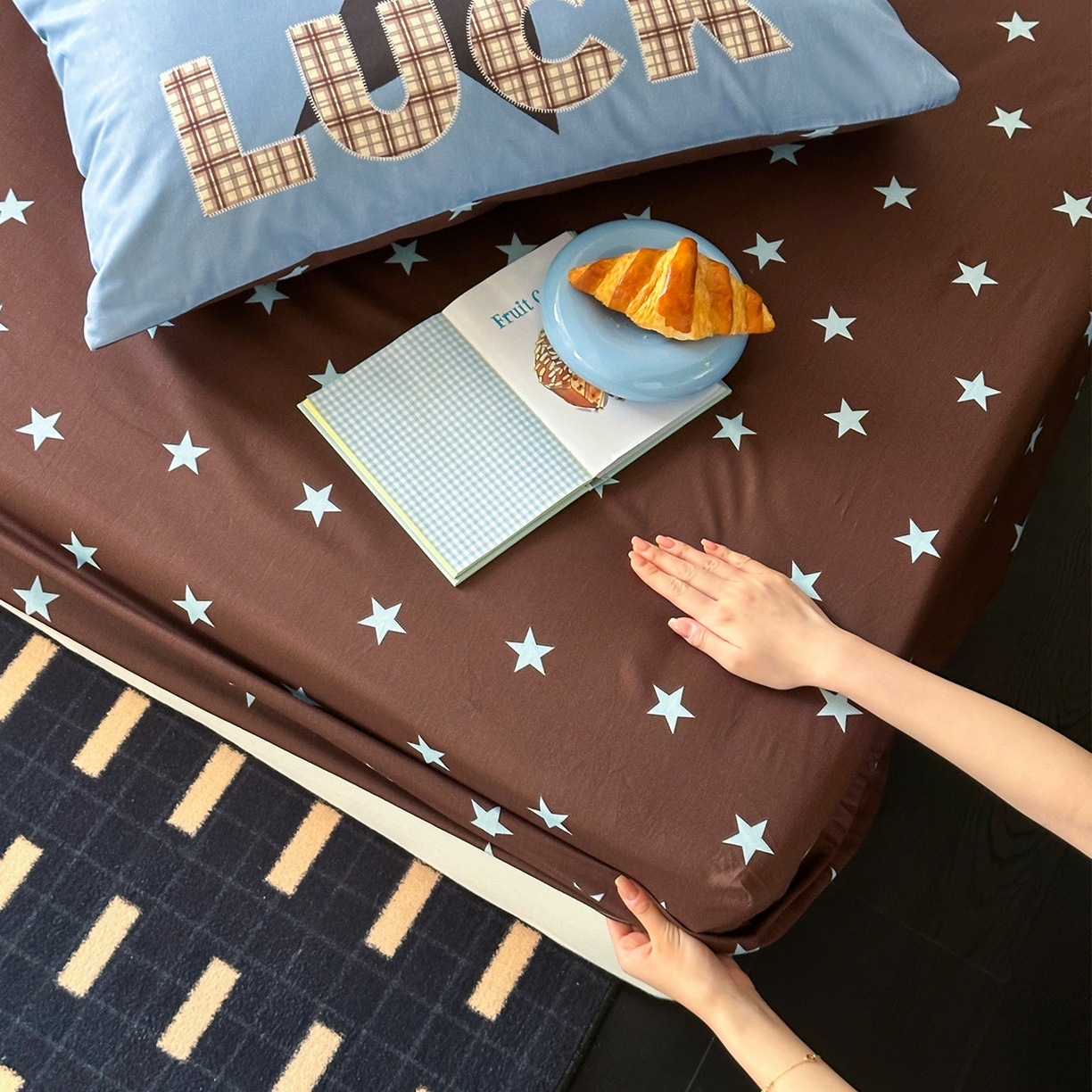 91家纺网 家纺一手货源 找家纺 桃子家居 2026新款A类全棉纯棉水洗简约混搭数码印花条纹星纹复古治愈卡通单品床单床笠系列 水洗棉单品床笠-棕星汪星人