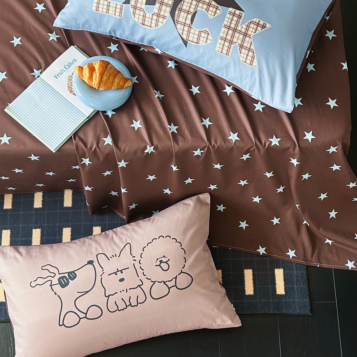 91家纺网 家纺一手货源 找家纺 桃子家居 2026新款A类全棉纯棉水洗简约混搭数码印花条纹星纹复古治愈卡通单品床单床笠系列 水洗棉单品床单-棕星汪星人